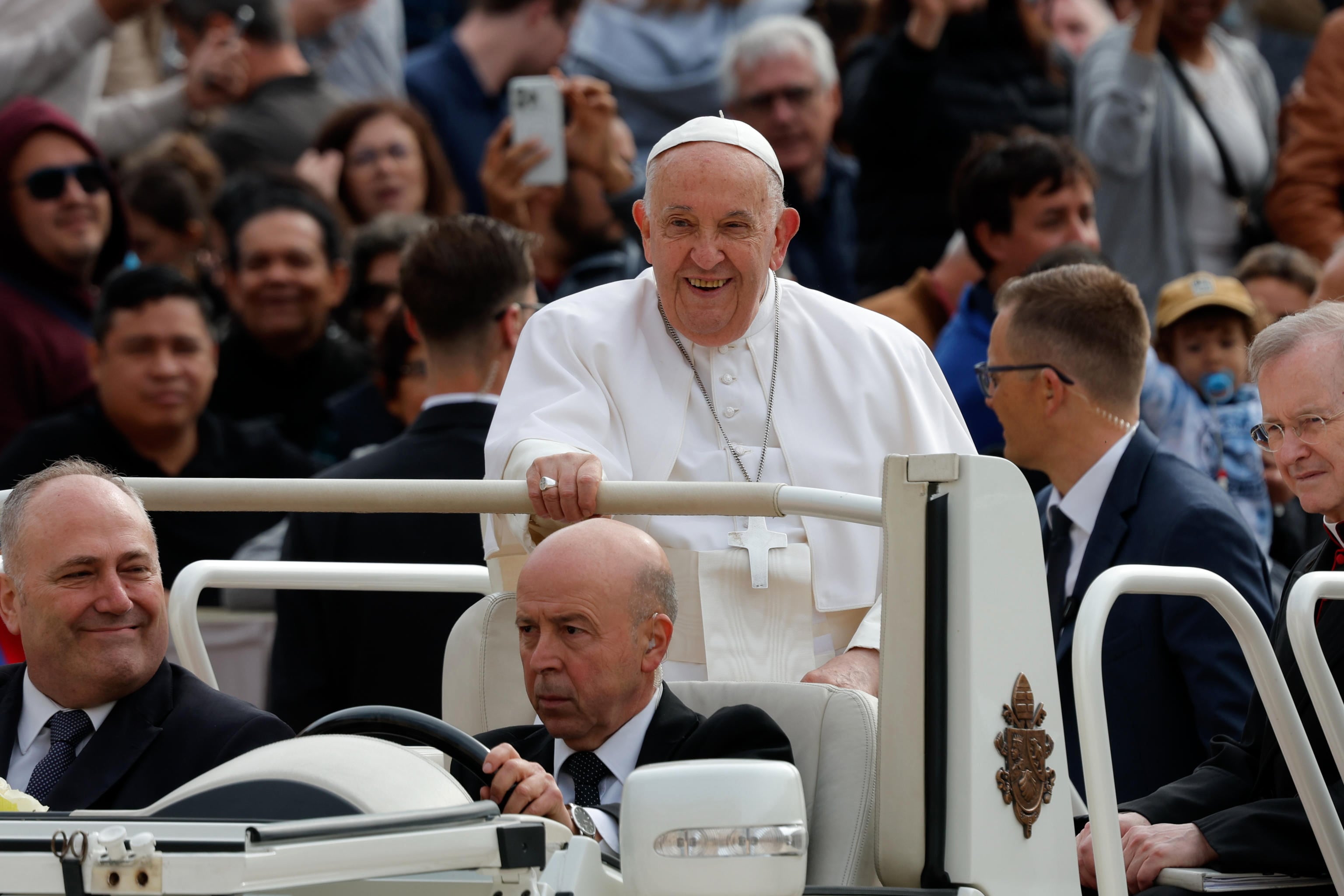 El papa Francisco señaló este miércoles que el mundo "tiene tanta necesidad" de esperanza y de paciencia durante la audiencia general que celebró ante miles de fieles de distintas partes del mundo en la Plaza de San Pedro del Vaticano. "¡El mundo tiene hoy tanta necesidad de esa virtud cristiana! Como también necesita tanto la paciencia, virtud que camina de la mano de la esperanza", señaló Francisco, que dedicó su catequesis a la tercera virtud teologal, después de que en anteriores audiencias tratara las de la fe y la caridad. El pontífice, que llegó saludando a los fieles desde el papamóvil junto a cuatro niños y al son de la música de una banda, oró ante una pequeña imagen de la Virgen de Luján, la patrona de Argentina y de la que hoy se celebra su fiesta, y pidió que se rezara por su país "para que el señor la ayude en su camino". Como sucede habitualmente en el encuentro que tiene con peregrinos de todo el mundo a los pies de la basílica de San Pedro cada miércoles, Francisco tuvo un especial recuerdo para las guerras que tienen lugar en el mundo, y pidió que se rezara el rosario durante el mes de mayo para que "el señor conceda la paz en el mundo entero". EFE/EPA/GIUSEPPE LAMI 