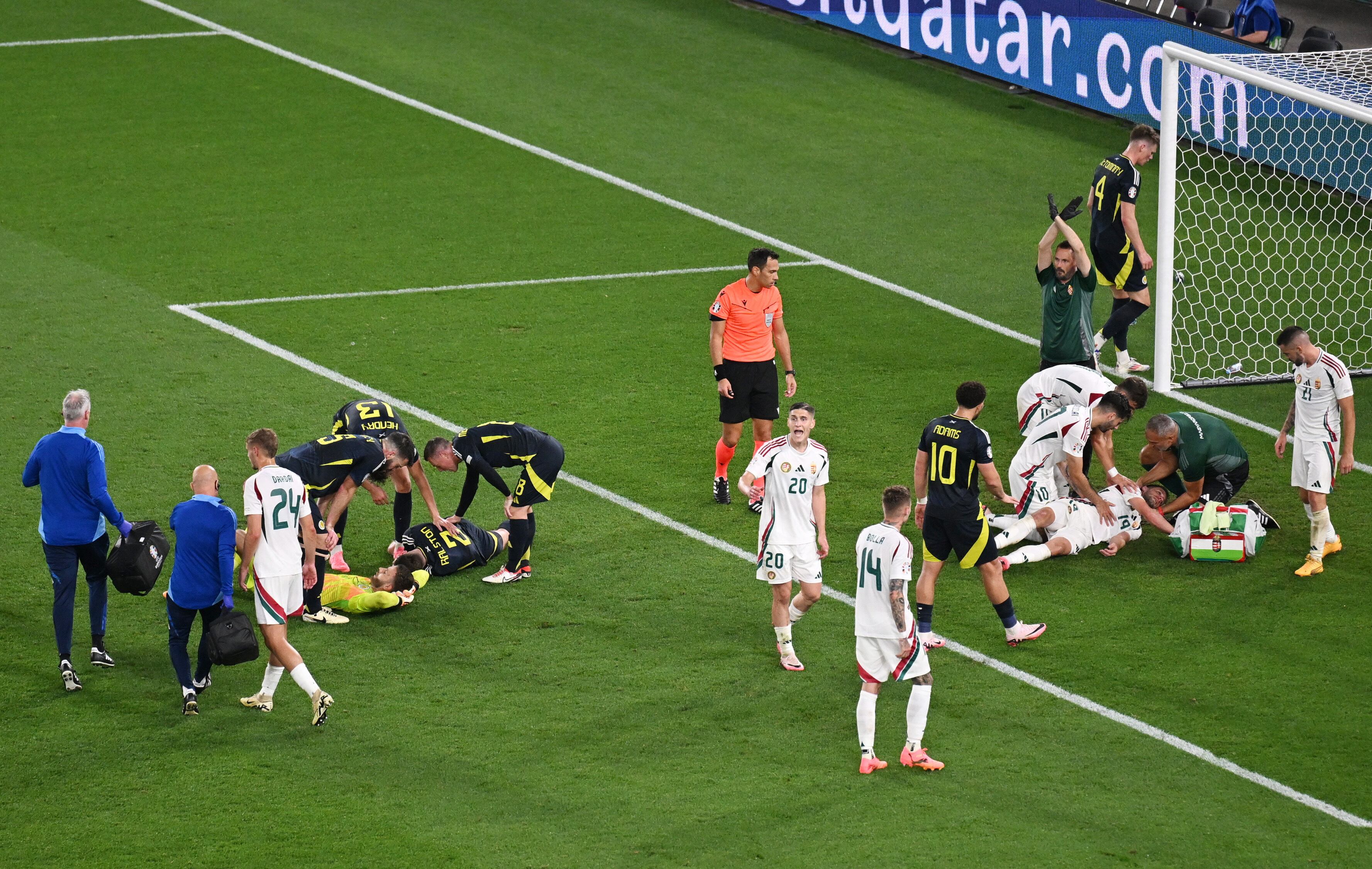 Los futbolistas de Hungría reaccionan al advertir el estado de Varga (REUTERS/Angelika Warmuth)