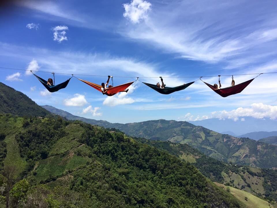 En la Casa en el aire los visitantes pueden aventurarse a descansar en hamacas a 70 metros de altura - crédito Redes sociales/X