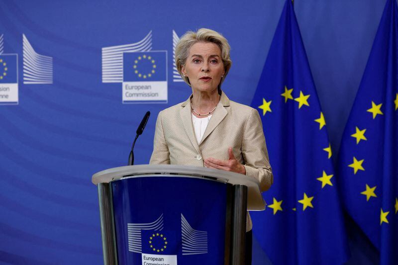 La presidenta de la Comisión Europea, Ursula von der Leyen, se dirige a los medios de comunicación en Bruselas, Bélgica, (REUTERS/Yves Herman)