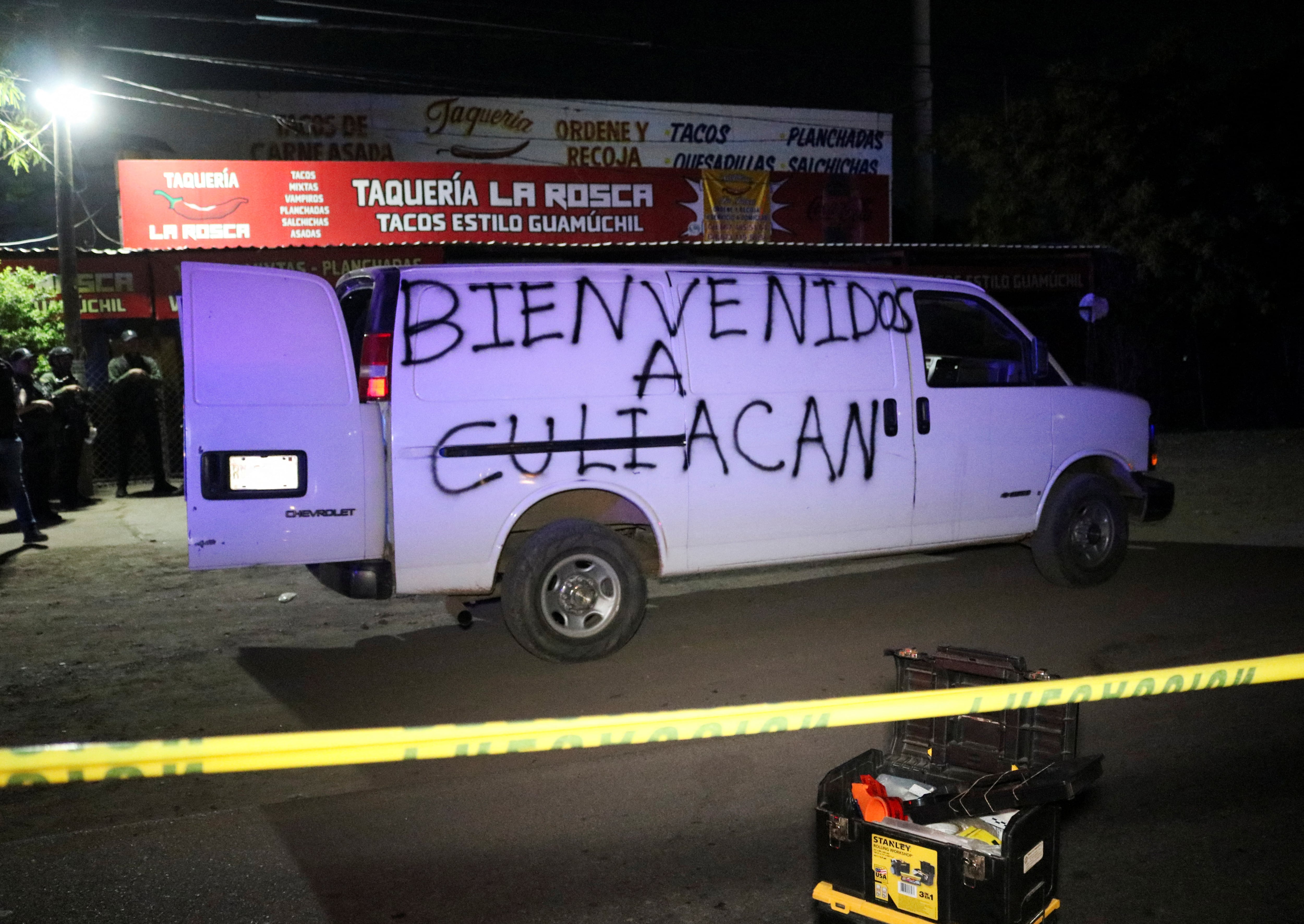 Vista de una camioneta abandonada con graffiti que dice "Bienvenidos a Culiacán", en la que se encontraron seis cadáveres el viernes por la noche en el estado occidental de Sinaloa, en Culiacán, México, el 27 de septiembre de 2024. REUTERS/Jesús Bustamante
