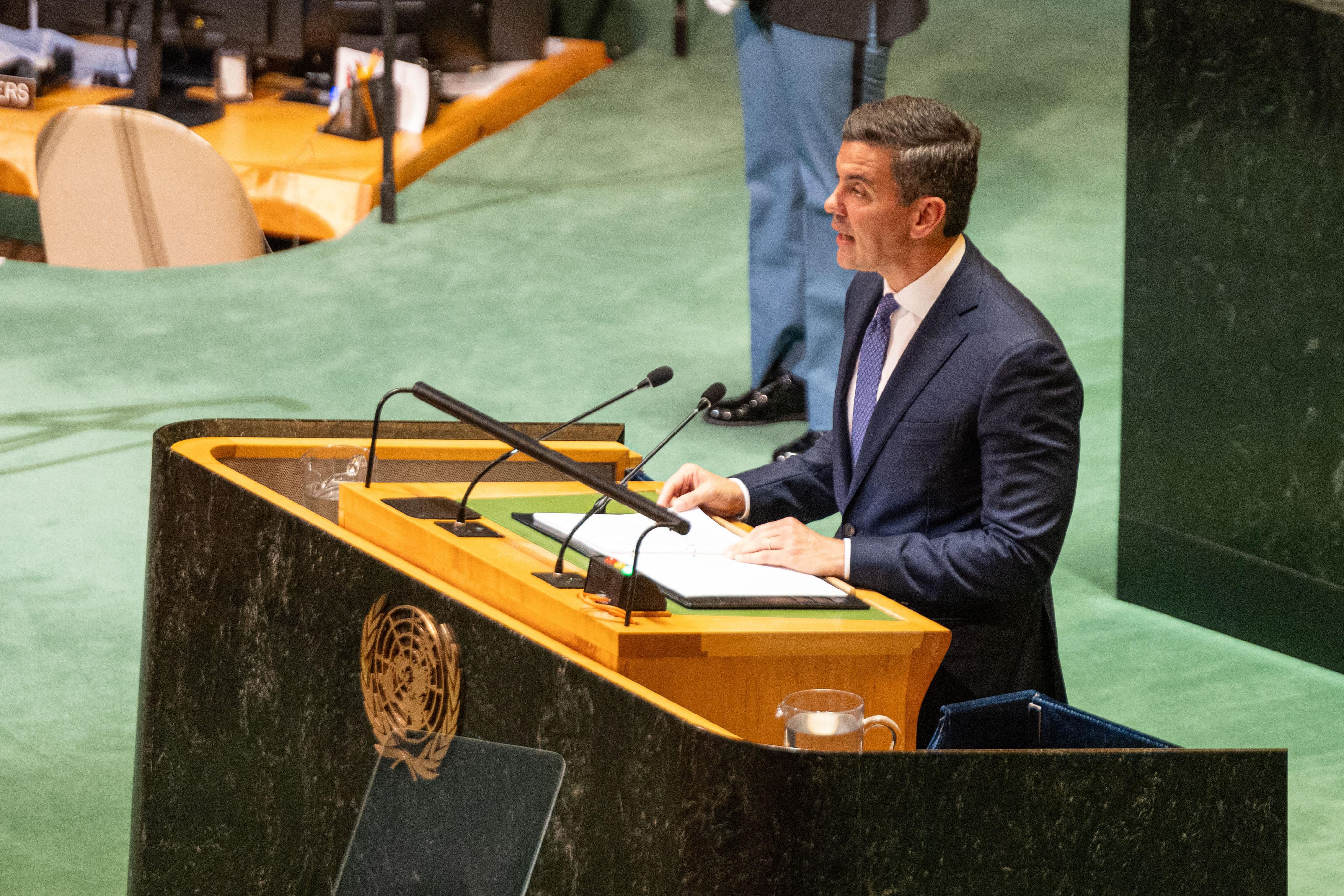 Fotografía cedida por la Presidencia de Paraguay del mandatario Santiago Peña durante su discurso ante la Asamblea General de la ONU este martes en Nueva York (EFE)