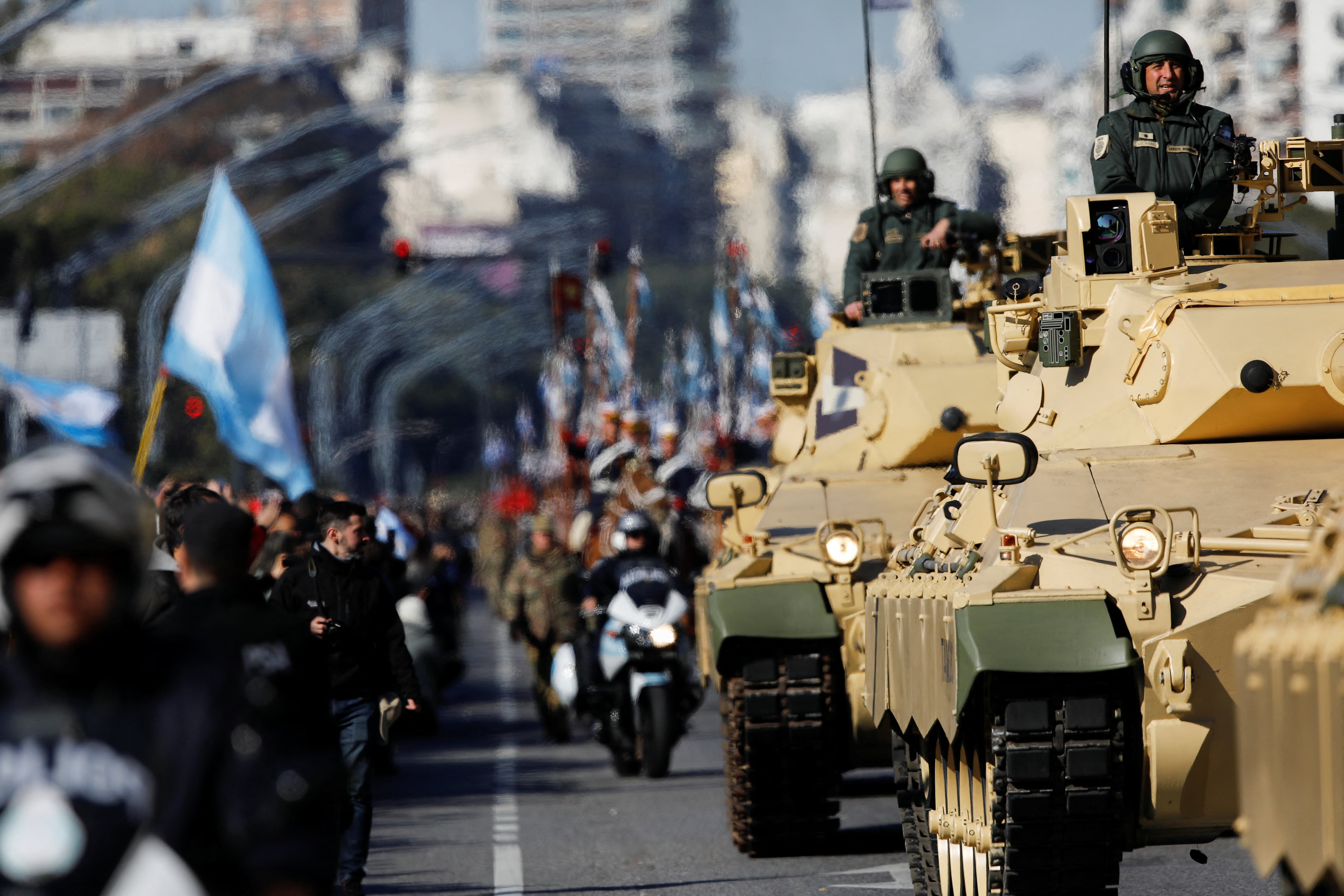 El desfile militar que recorrió la avenida Del Libertador marcó el Día de la Independencia