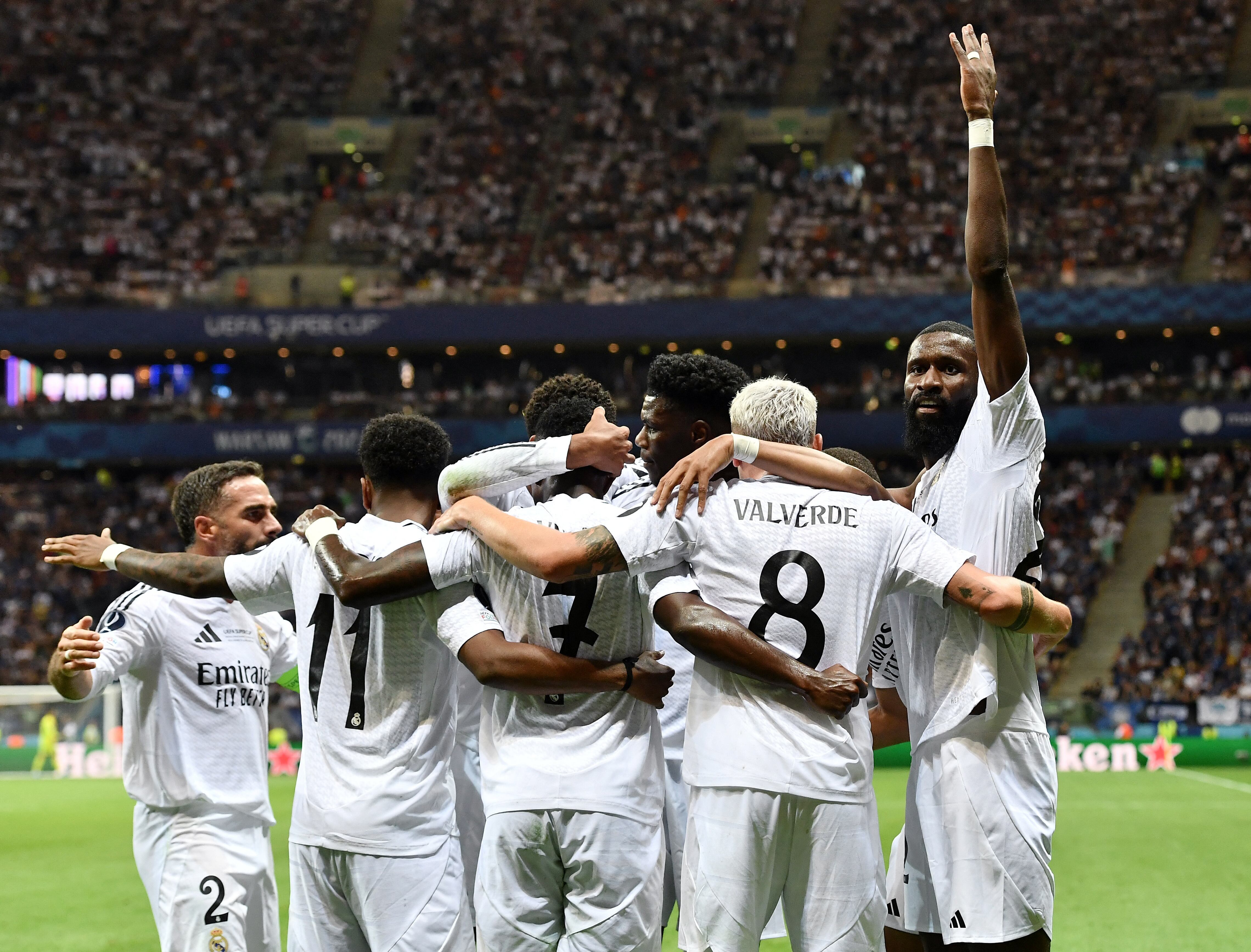 Federico Valverde del Real Madrid celebra con sus compañeros tras marcar su primer gol (Foto: REUTERS/Jennifer Lorenzini)