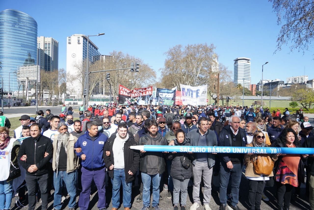 Protesta salario basico Grabois Dina Sanchez Cachorro Godoy movimientos sociales UTEP CTAA