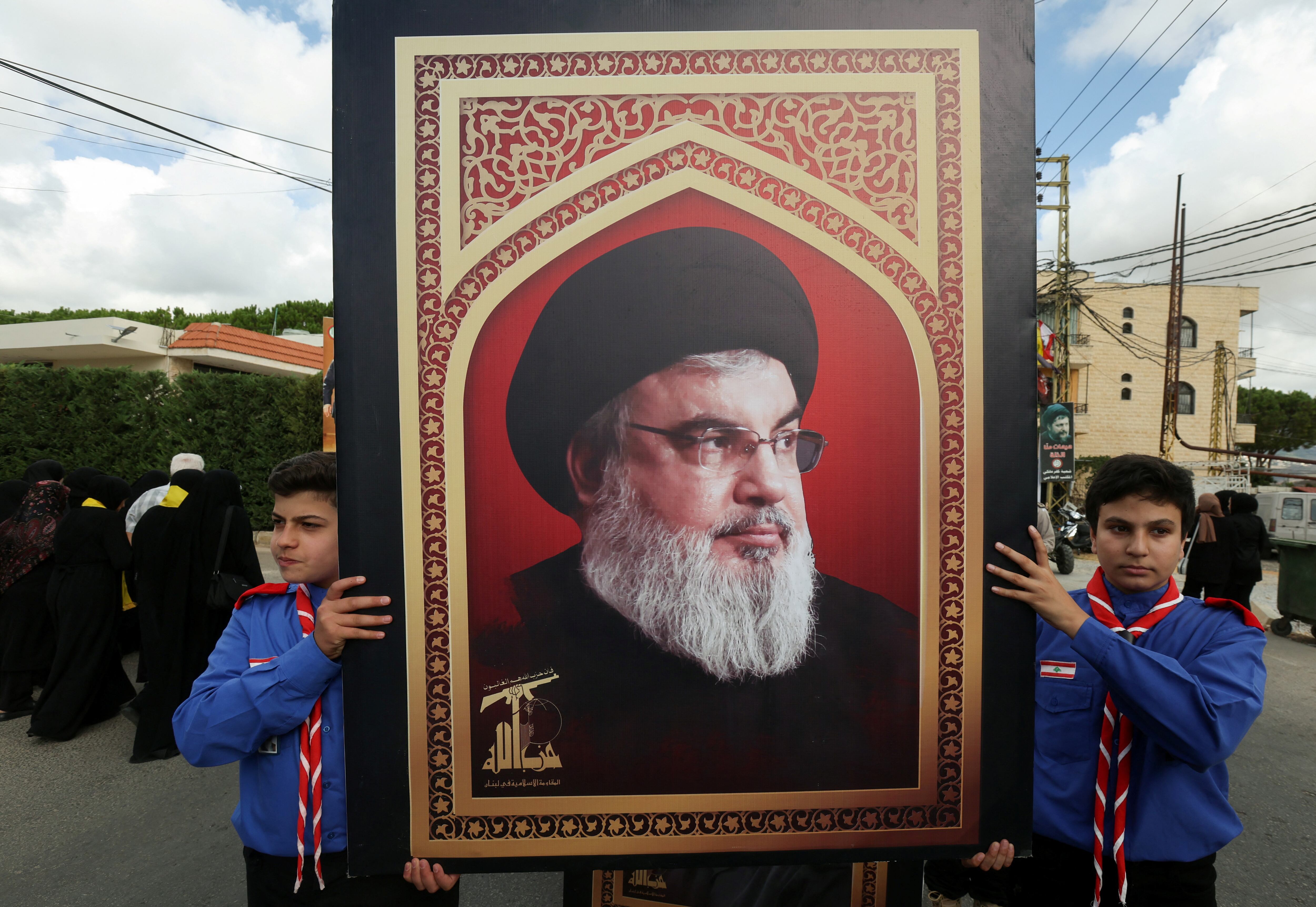 Jóvenes sostienen un cuadro de Hassan Nasrallah (REUTERS/Aziz Taher)