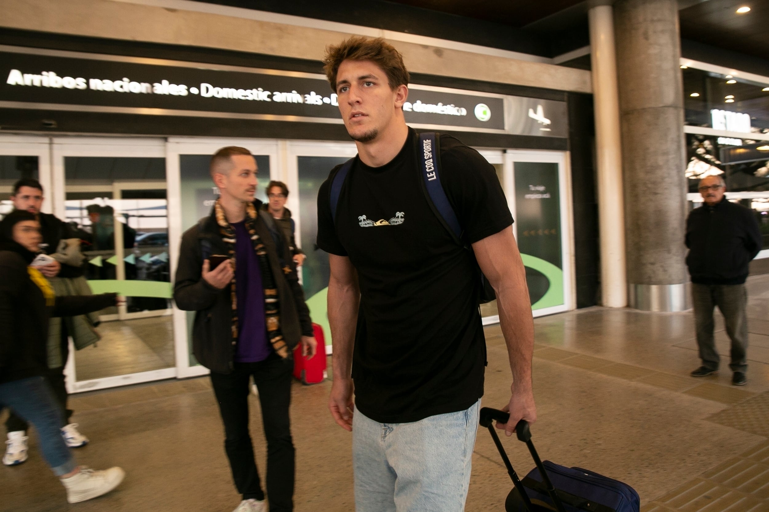 El rugbier francés Oscar Jegou en el aeropuerto de Buenos Aires procedente de Mendoza junto a su compañero Hugo Auradou (AP Foto/Virginia Chaile)