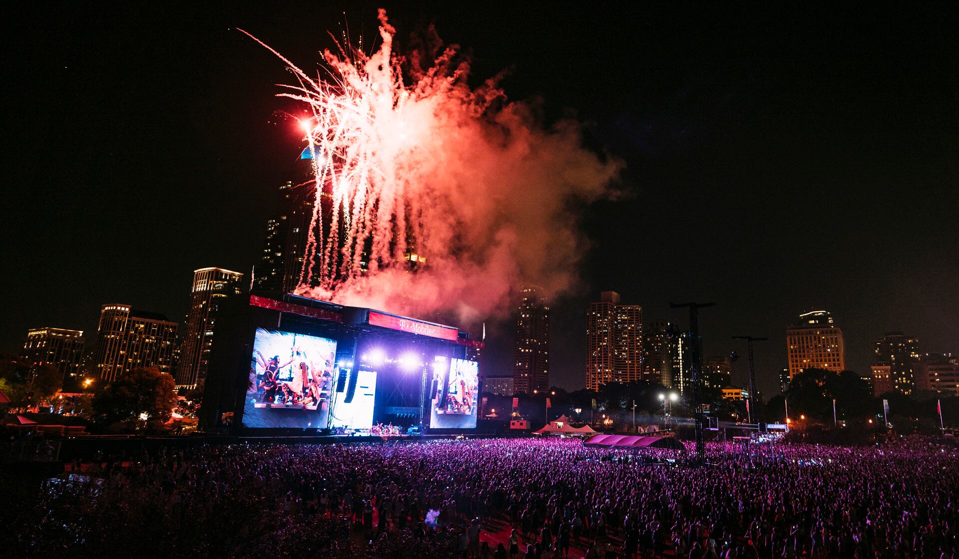 Los fuegos artificiales en el horizonte, postal habitual de Lollapalooza Chicago que se repitió en el show de Ariana Grande (Foto/Greg Noire)