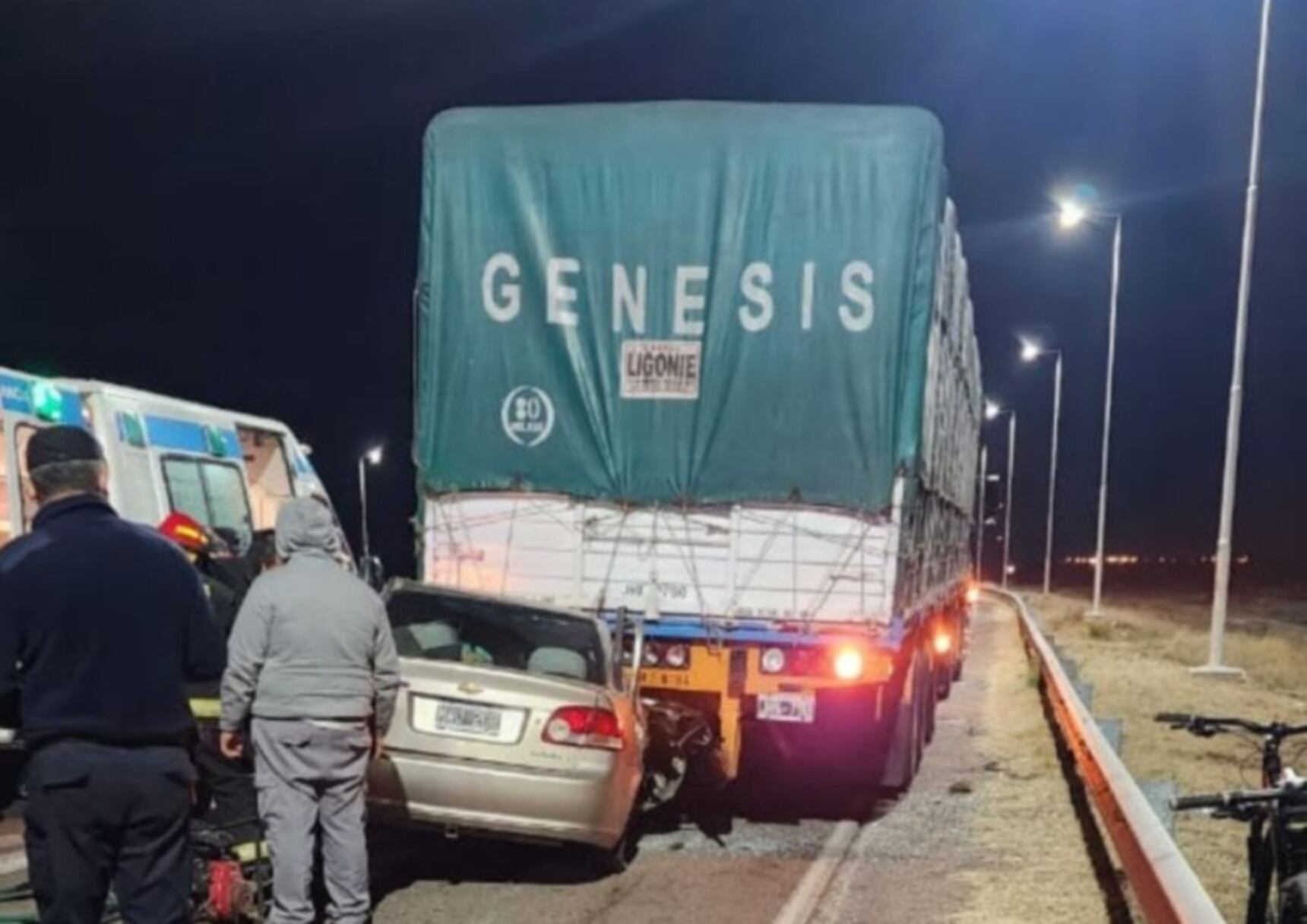 Tragedia en la ruta 7 en Mendoza: un hombre murió y hay tres heridos luego que un auto chocara contra un camión estacionado (Ministerio de Seguridad de Mendoza)