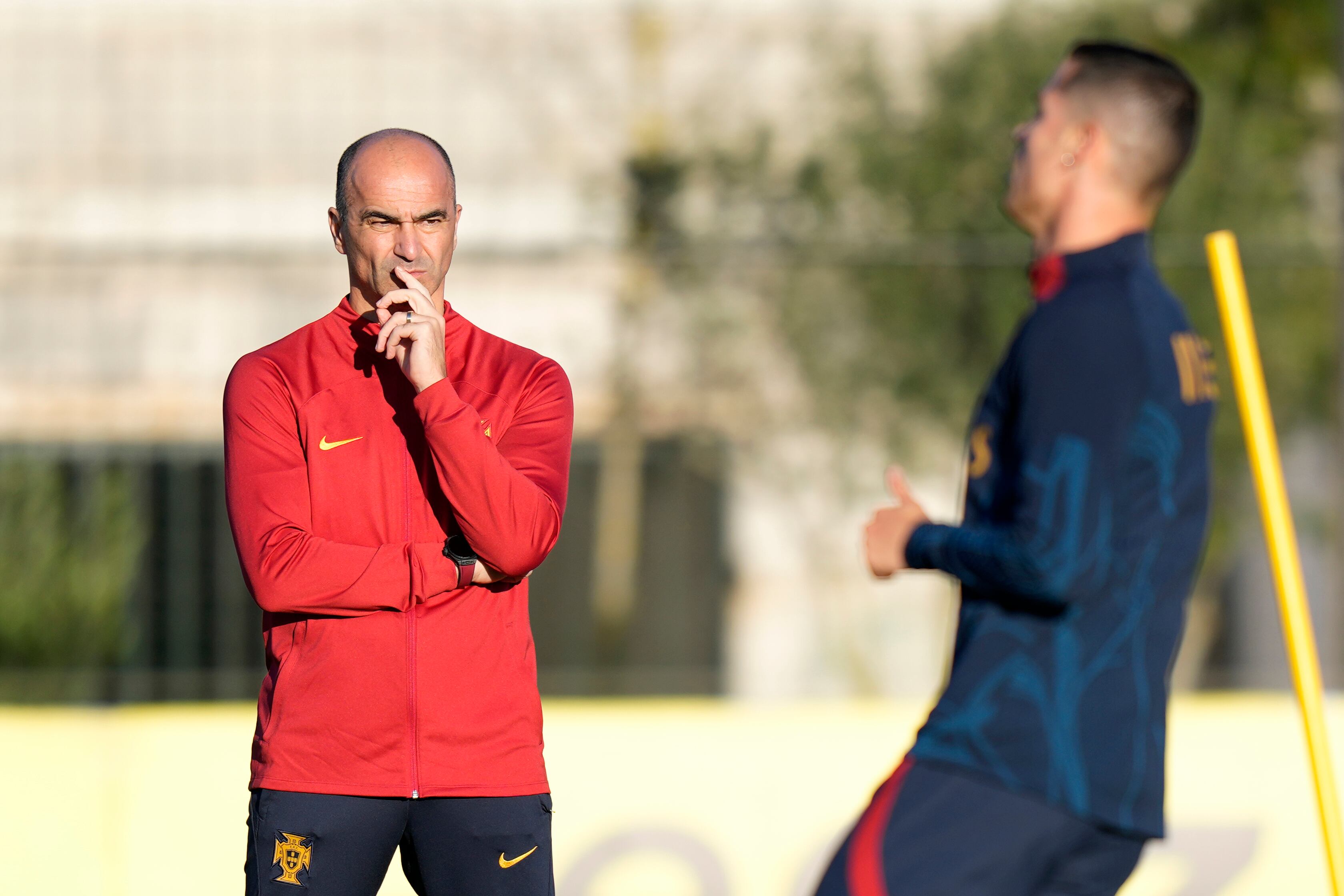 El técnico de Portugal Roberto Martínez observa a Cristiano Ronaldo durante un entrenamiento de la selección de Portugal (AP Foto/Armando Franca)