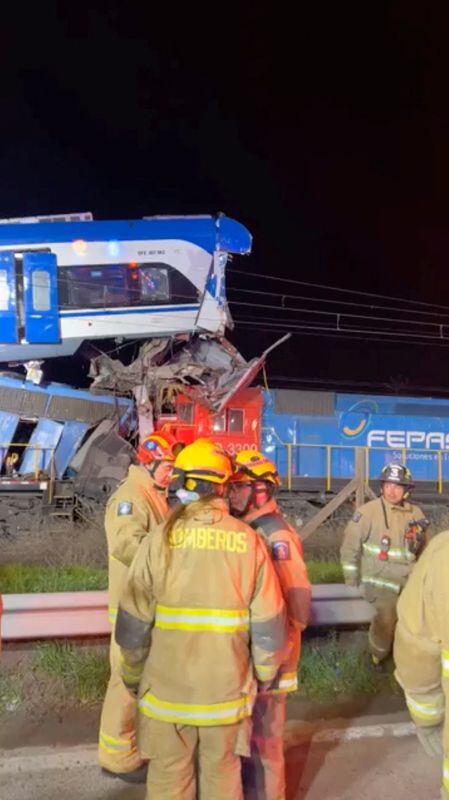 Trabajadores de emergencias trabajan en el lugar de una colisión de trenes en San Bernardo, Chile, en esta captura de pantalla obtenida de un vídeo publicado en las redes sociales el 20 de junio de 2024. Miguel Araya Lobos vía Facebook/vía REUTERS. 