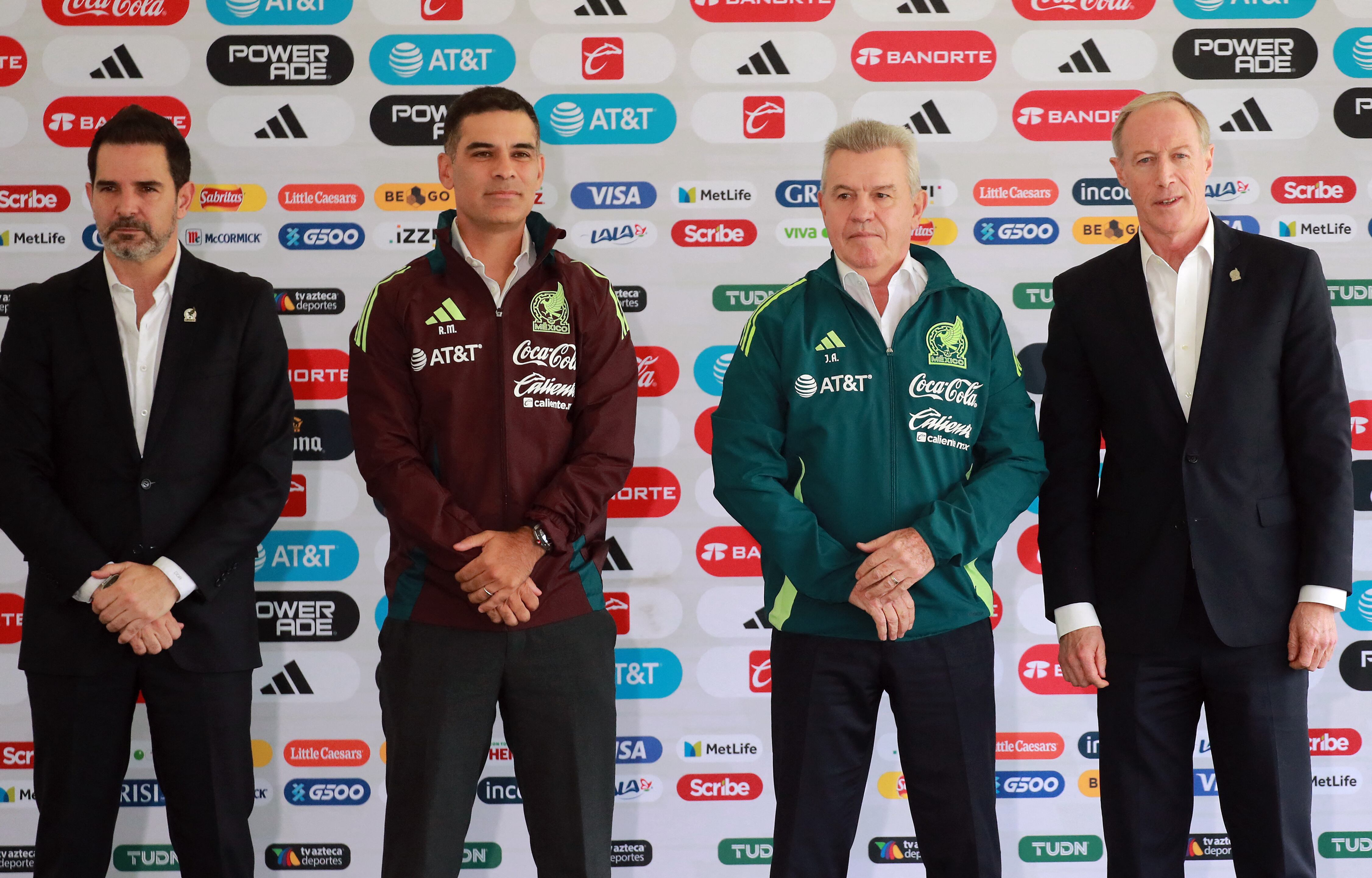 Soccer Football - Mexico unveils new coach Javier Aguirre and assistant coach Rafael Marquez - Centro Alto Rendimeinto, Mexico City, Mexico - August 1, 2024 New Mexico coach Javier Aguirre and assistant coach Rafael Marquez with Mexican Football Federation president Ivar Sisniega and director of national teams Duilio Davino pose during the presentation REUTERS/Henry Romero