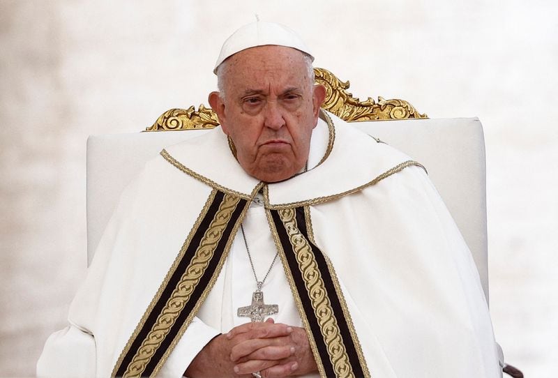 El Papa Francisco observa, en la misa de apertura del Sínodo de los Obispos en la plaza de San Pedro del Vaticano 