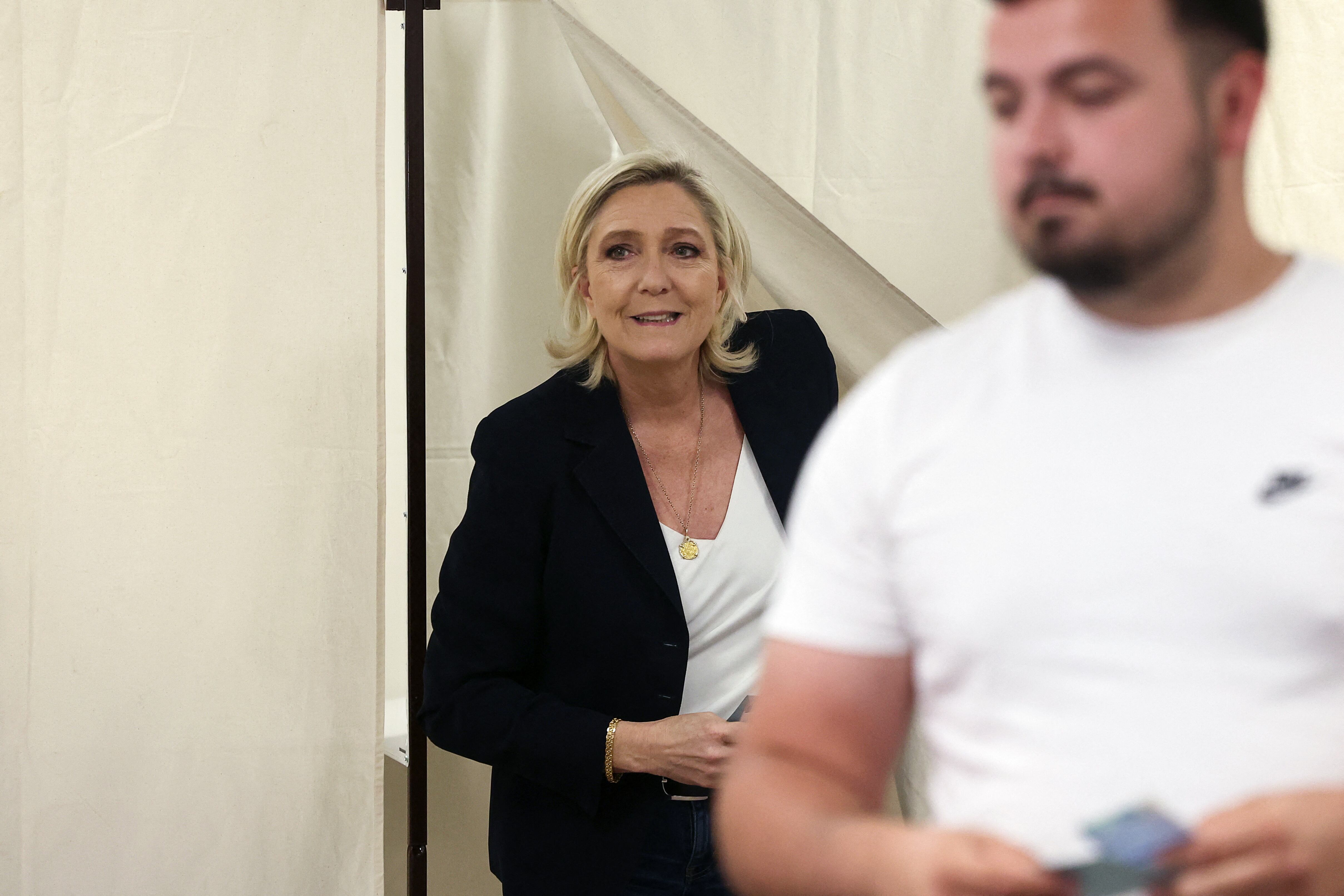 Marine Le Pen, en el momento de votar. (Yves Herman/Reuters)