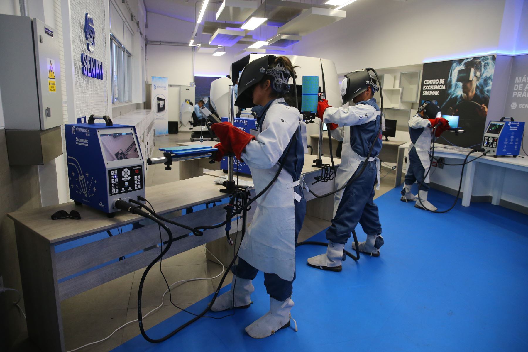 Alumnos del Senati en un laboratorio de realidad aumentada