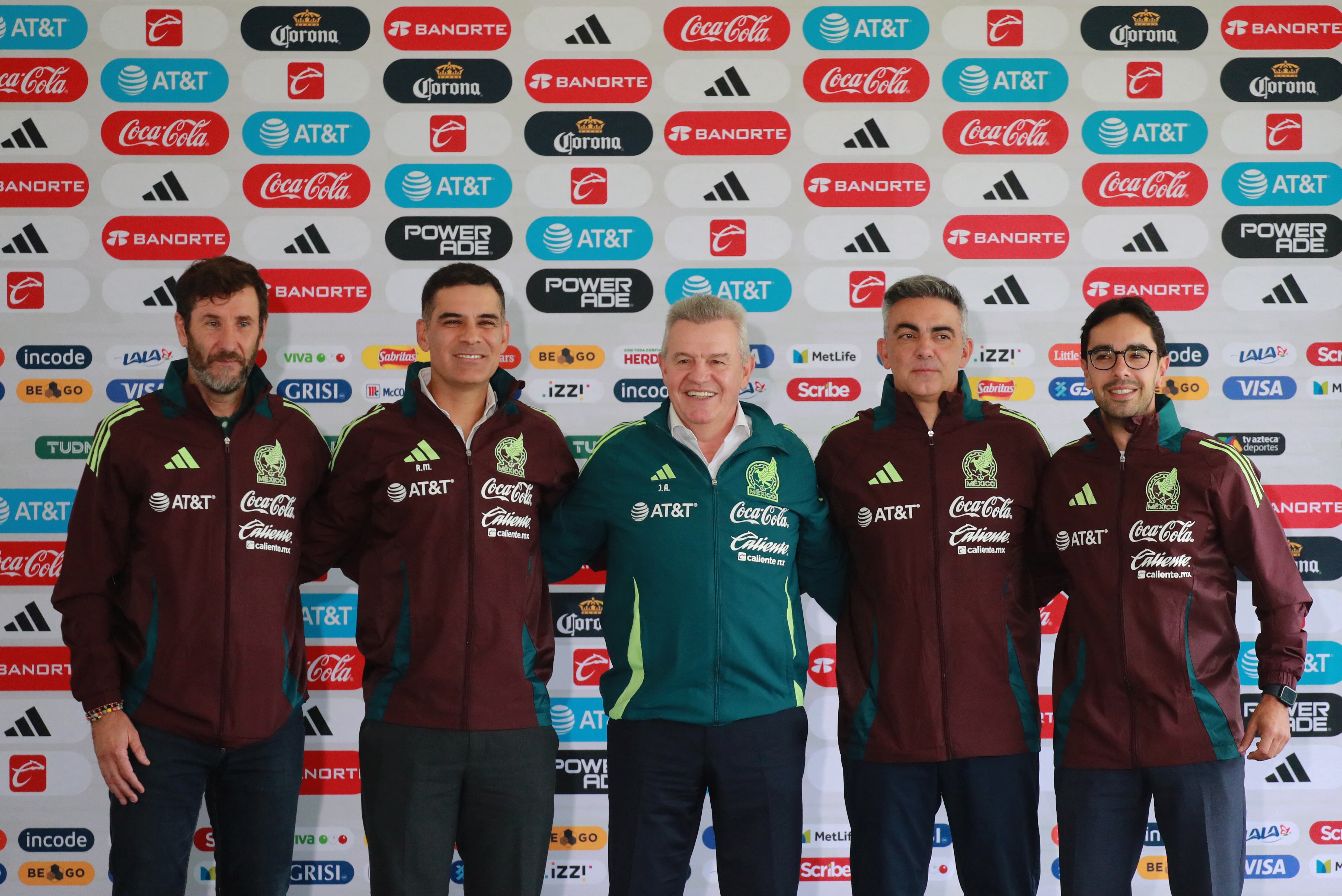 Javier Aguirre presentó a todo su cuerpo técnico para asumir el cargo de la selección mexicana (REUTERS/Henry Romero)