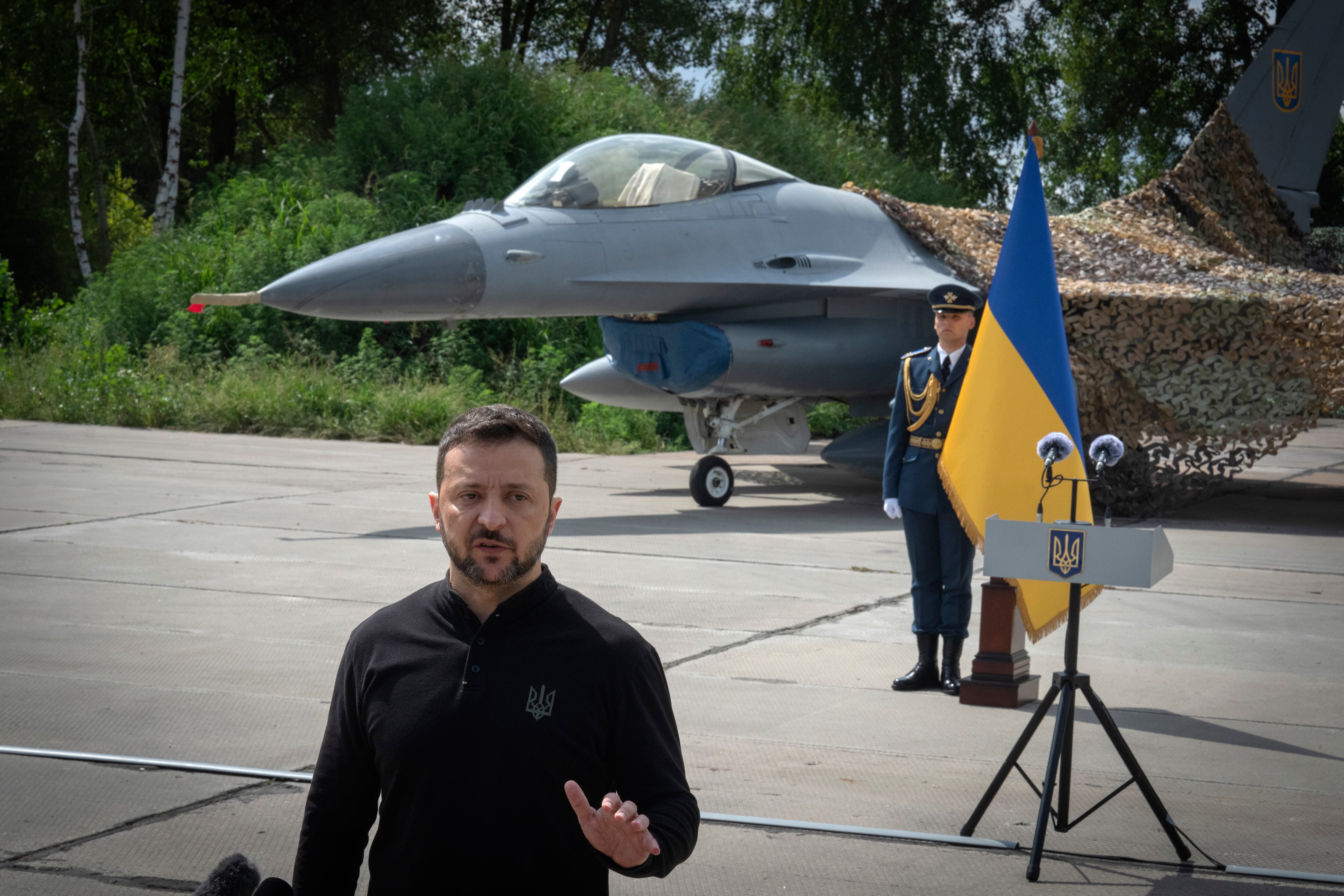 Zelensky responde preguntas de los medios frente a los aviones de combate F-16 de la Fuerza Aérea ucraniana  (AP Foto/Efrem Lukatsky)