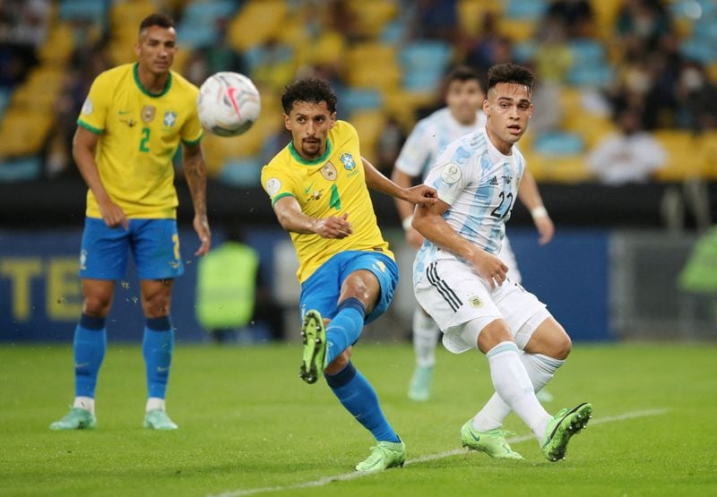 Marquinhos de Brasil en acción con el argentino Lautaro Martinez en la final de la Copa América 2021 (REUTERS/Ricardo Moraes)