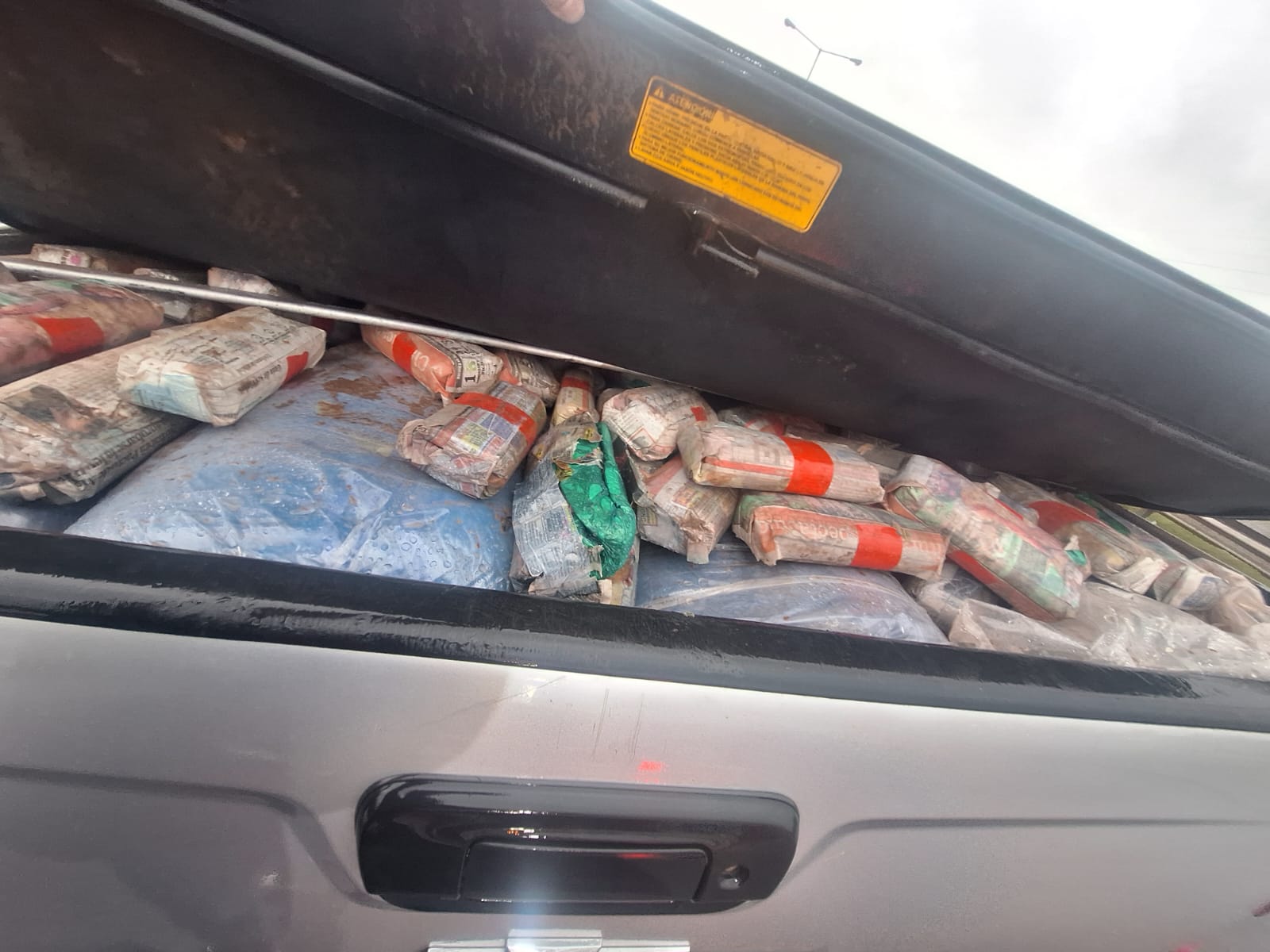 Encontraron una tonelada de hojas de coca en una camioneta que chocó en Panamericana