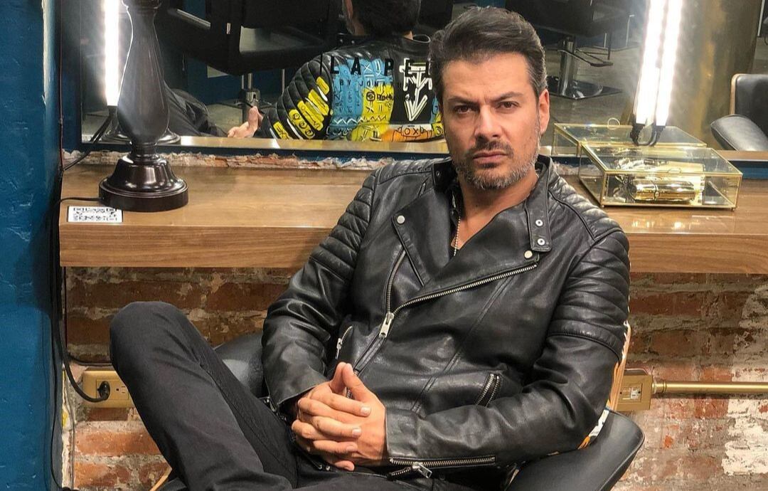 El actor posa desde una peluquería para una foto de sus redes sociales