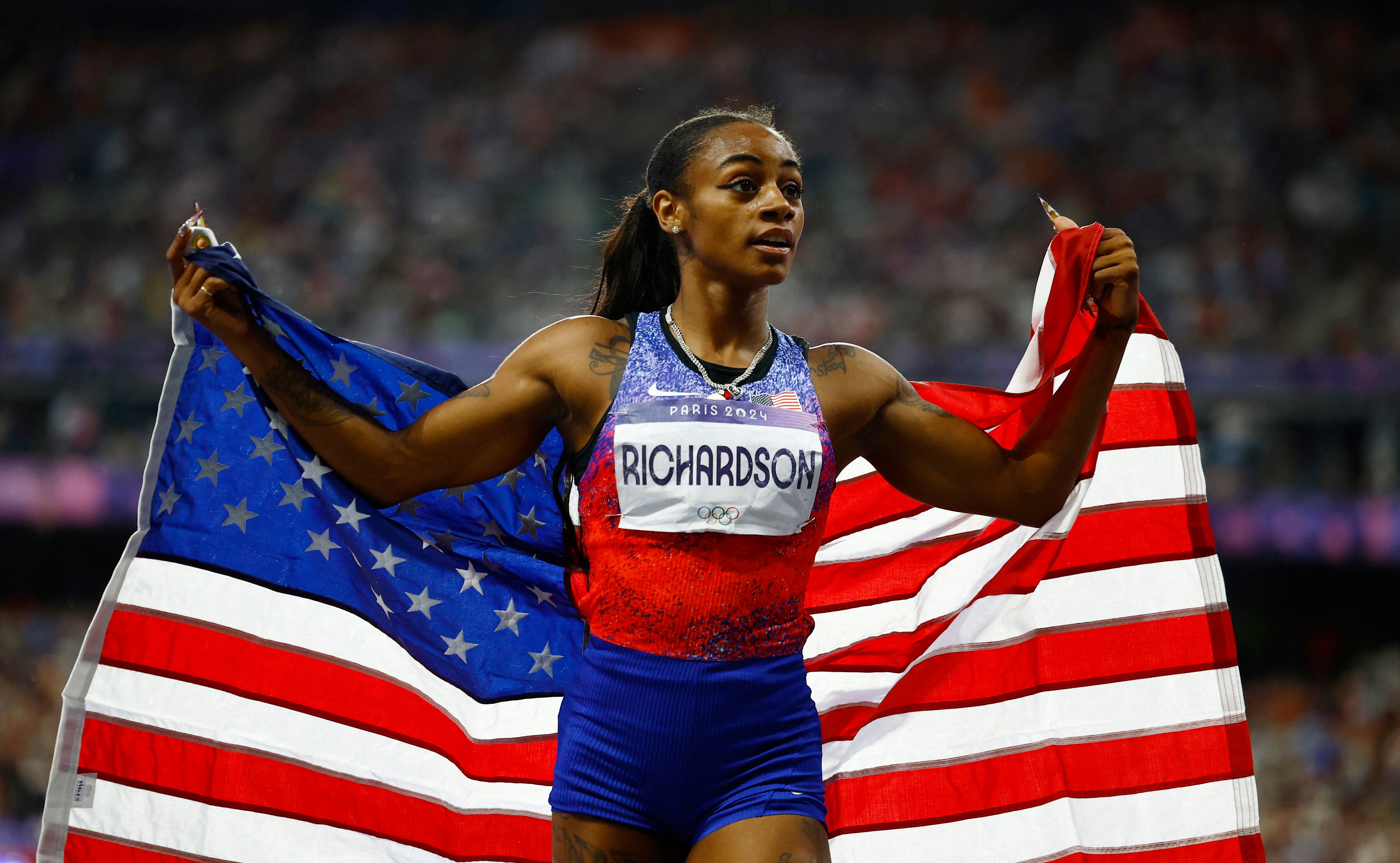 Sha’Carri Richardson ganó la medalla de plata tras su regreso a las pistas luego de haber sido suspendida en Tokio 2020 (REUTERS/Sarah Meyssonnier)