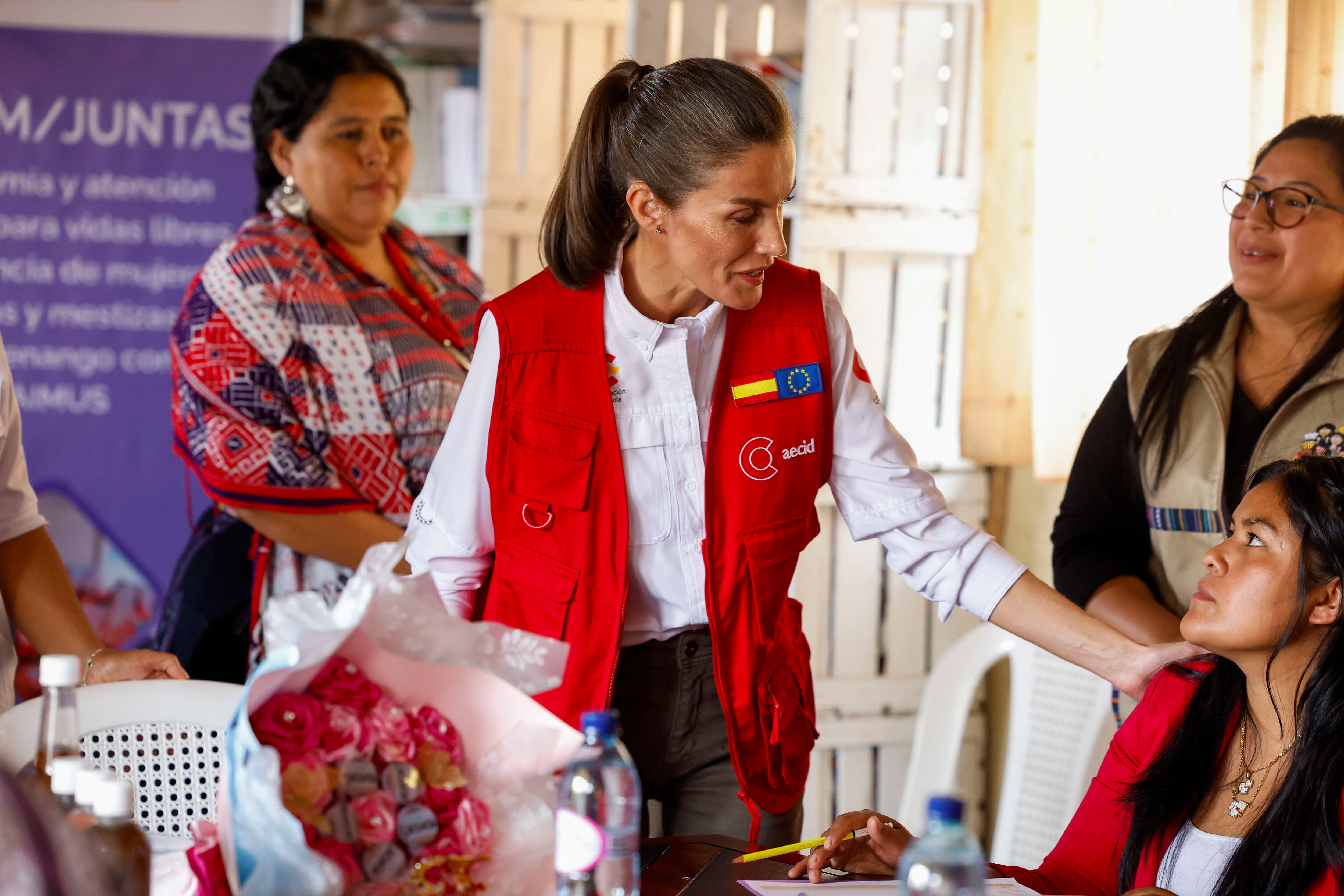 La reina Letizia, durante su viaje de cooperación a Guatemala. (EFE/ Villar López)
