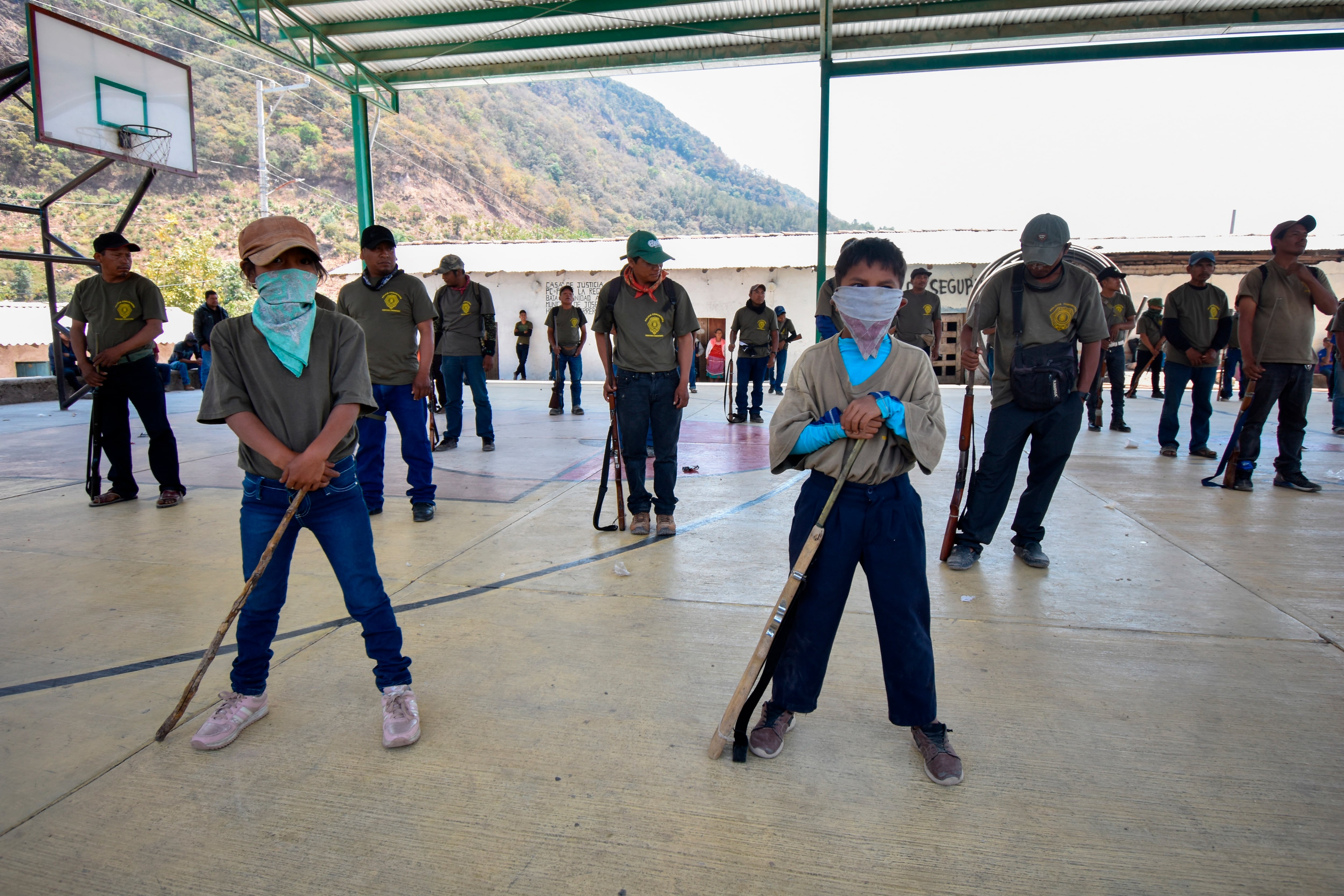 Fotografía que muestra varios menores durante su presentación e integración a la policía comunitaria en el municipio José Joaquín Herrera, estado de Guerrero (México). EFE/ David Guzmán
