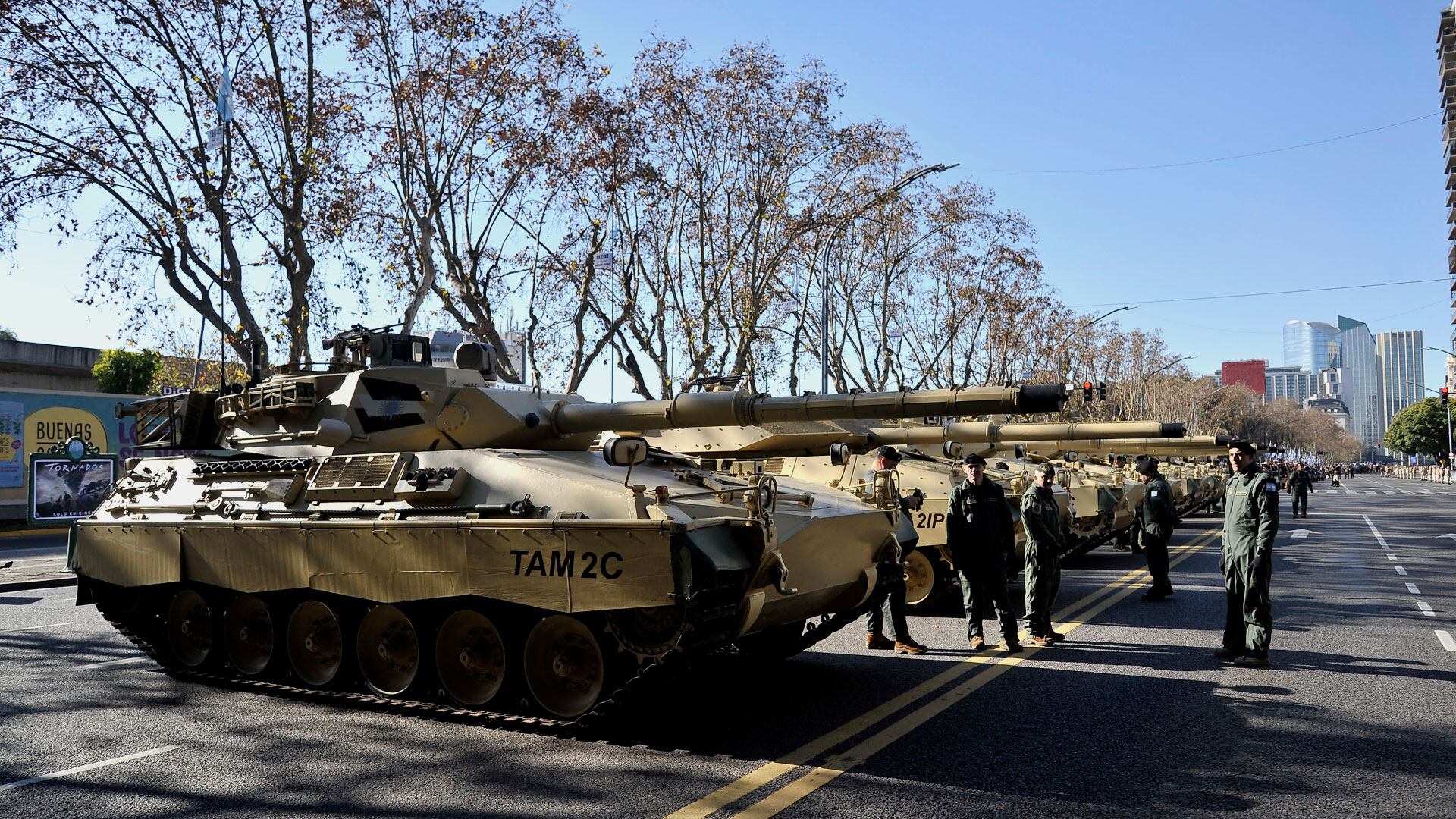 Desfile militar por el 9 de Julio