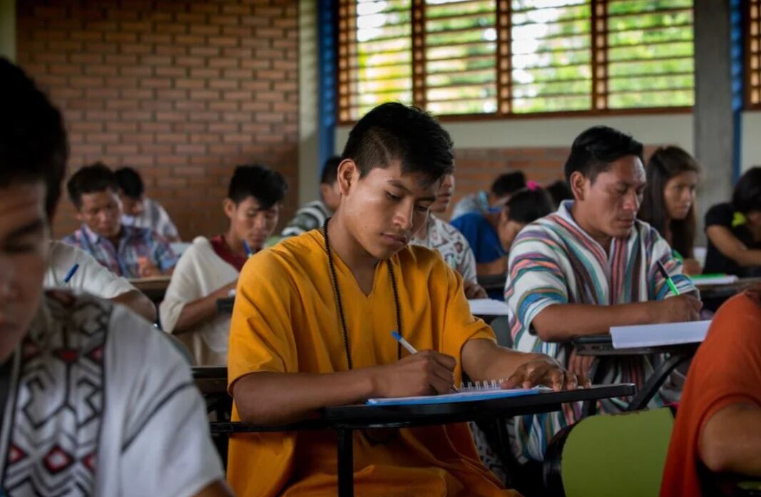 Alumnos de pueblos indígenas estudiando en Perú