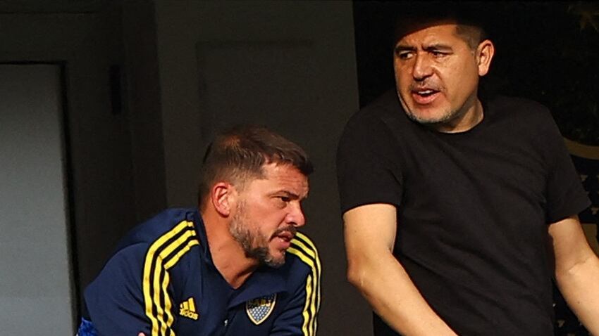 Juan Román Riquelme, presidente de Boca Juniors, y Mariano Herrón, entrenador de la reserva (REUTERS/Agustin Marcarian)