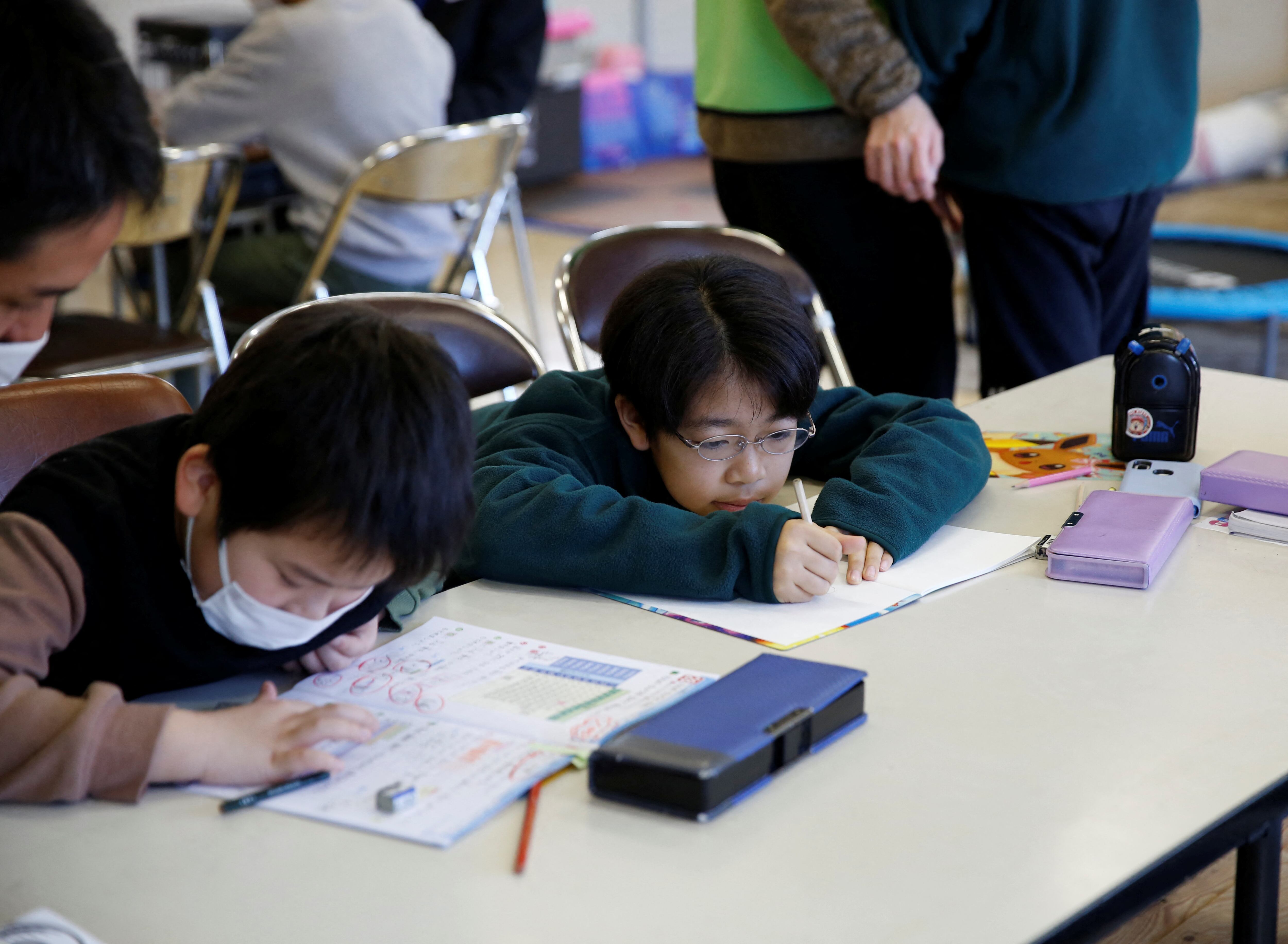 El gobierno japonés y organizaciones ofrecen campañas y recursos para abordar problemas de salud mental entre estudiantes (REUTERS)