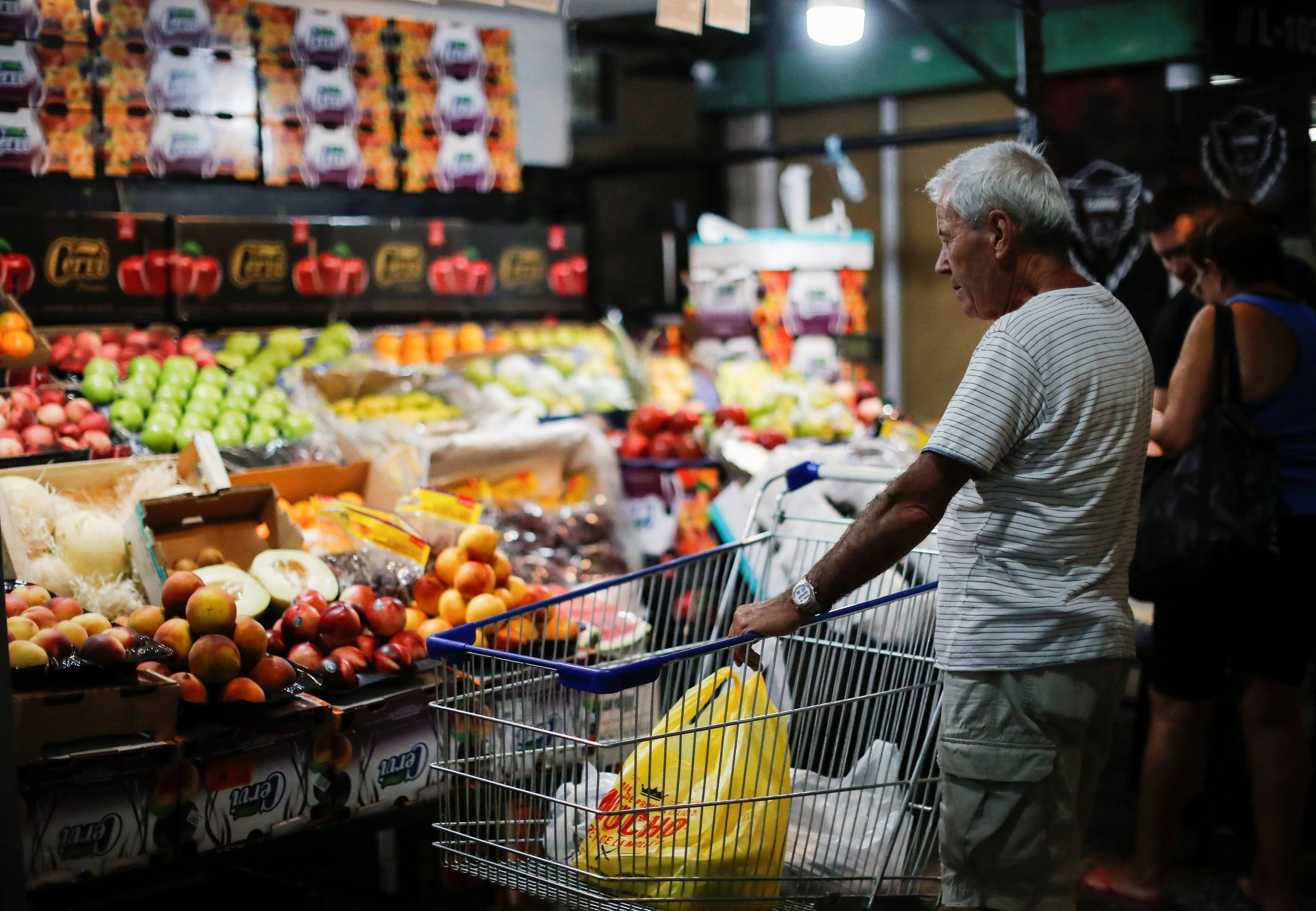 La expectativa para una desaceleración mayor del índice de precios está puesta en septiembre, por la baja del Impuesto PAIS (Reuters)