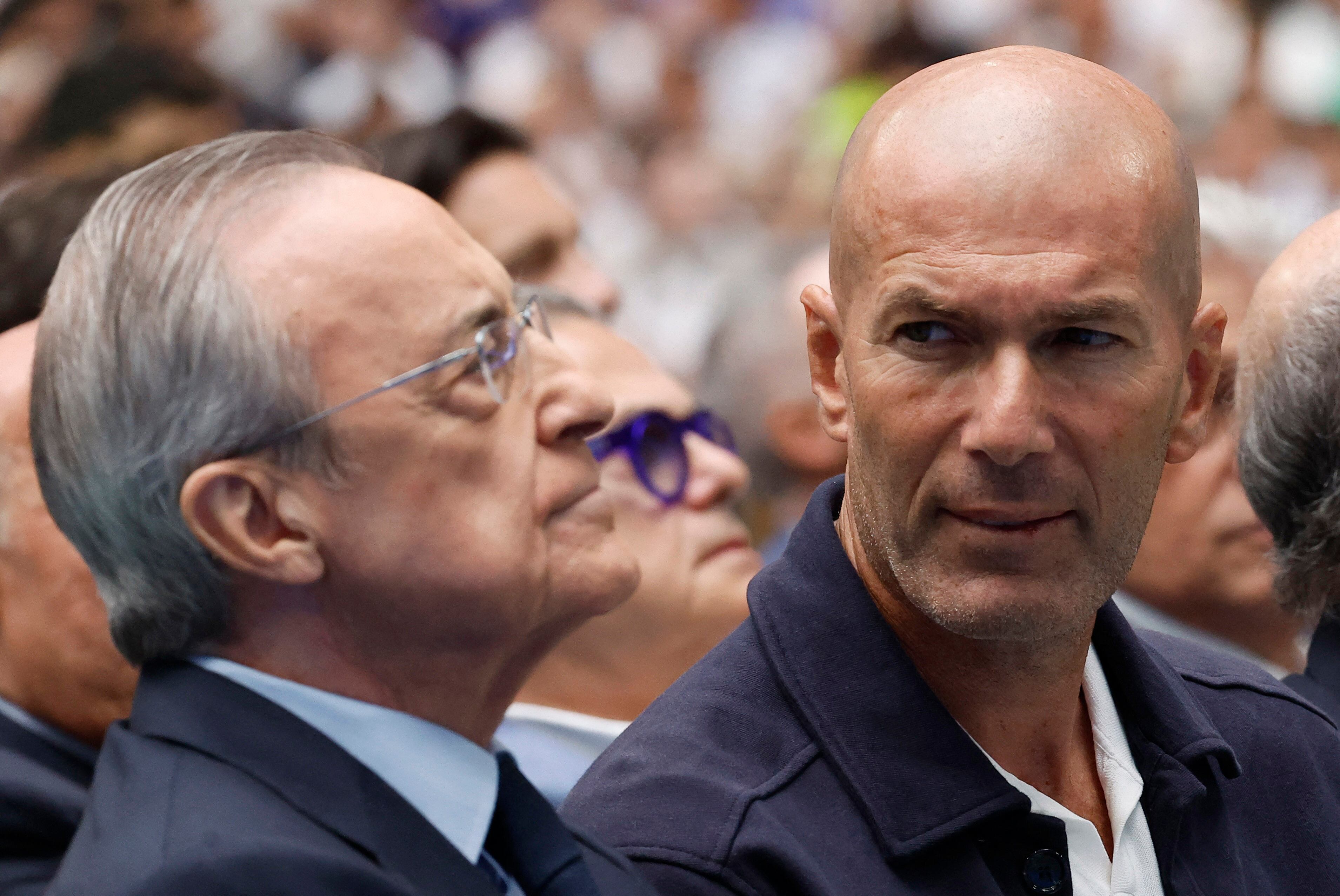 Zinedine Zidane junto a Florentino Pérez en la presentación de Mbappé (REUTERS/Juan Medina)