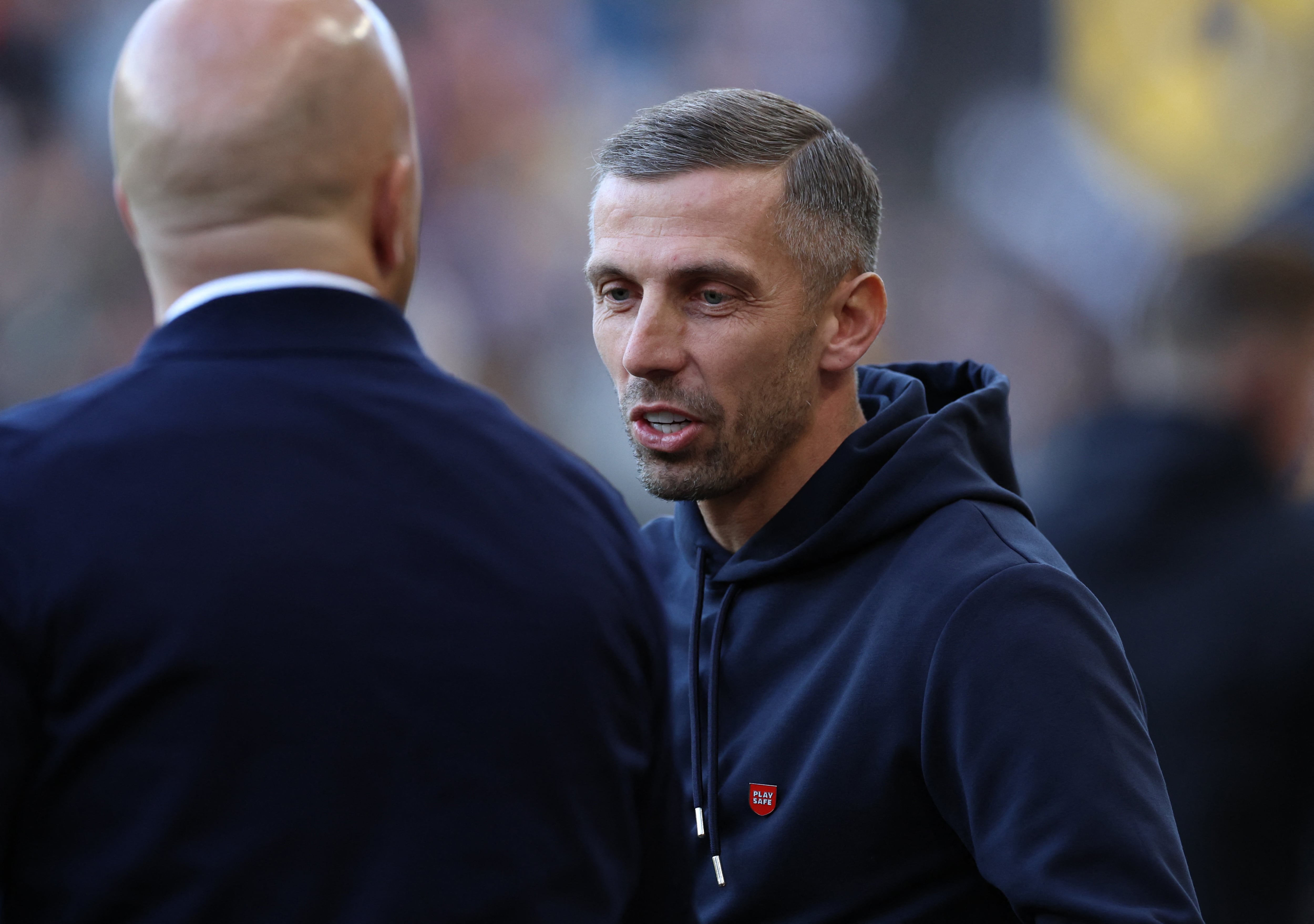 Saludo entre Gary O'Neil, técnico de Wolverhampton y Arne Slot, entrenador del Liverpool antes del partido-crédito Phil Noble/REUTERS 