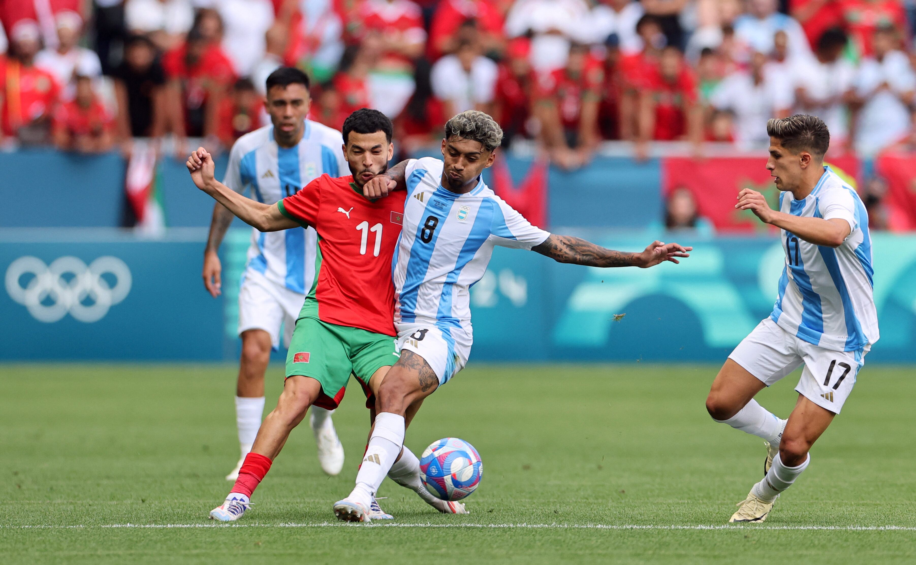 Cristian Medina lucha ante Zakaria El Ouahdi (REUTERS/Thaier Al-Sudani)