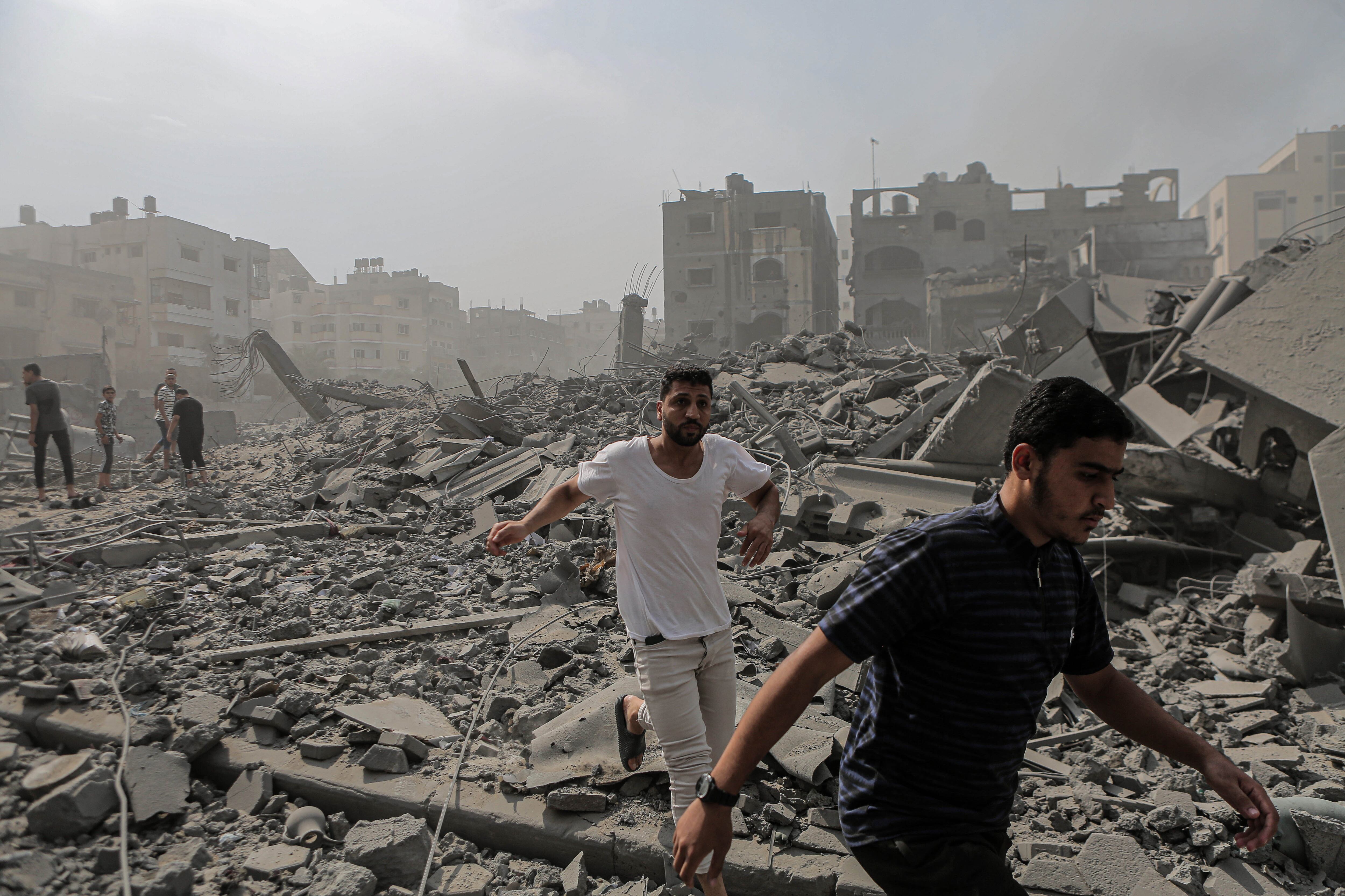 Palestinos inspeccionan los daños causados por los bombardeos de Israel contra el campamento de reefugiados de Al Shati, en la Franja de Gaza (Europa Press/Contacto/Alaa Qraiqea)
