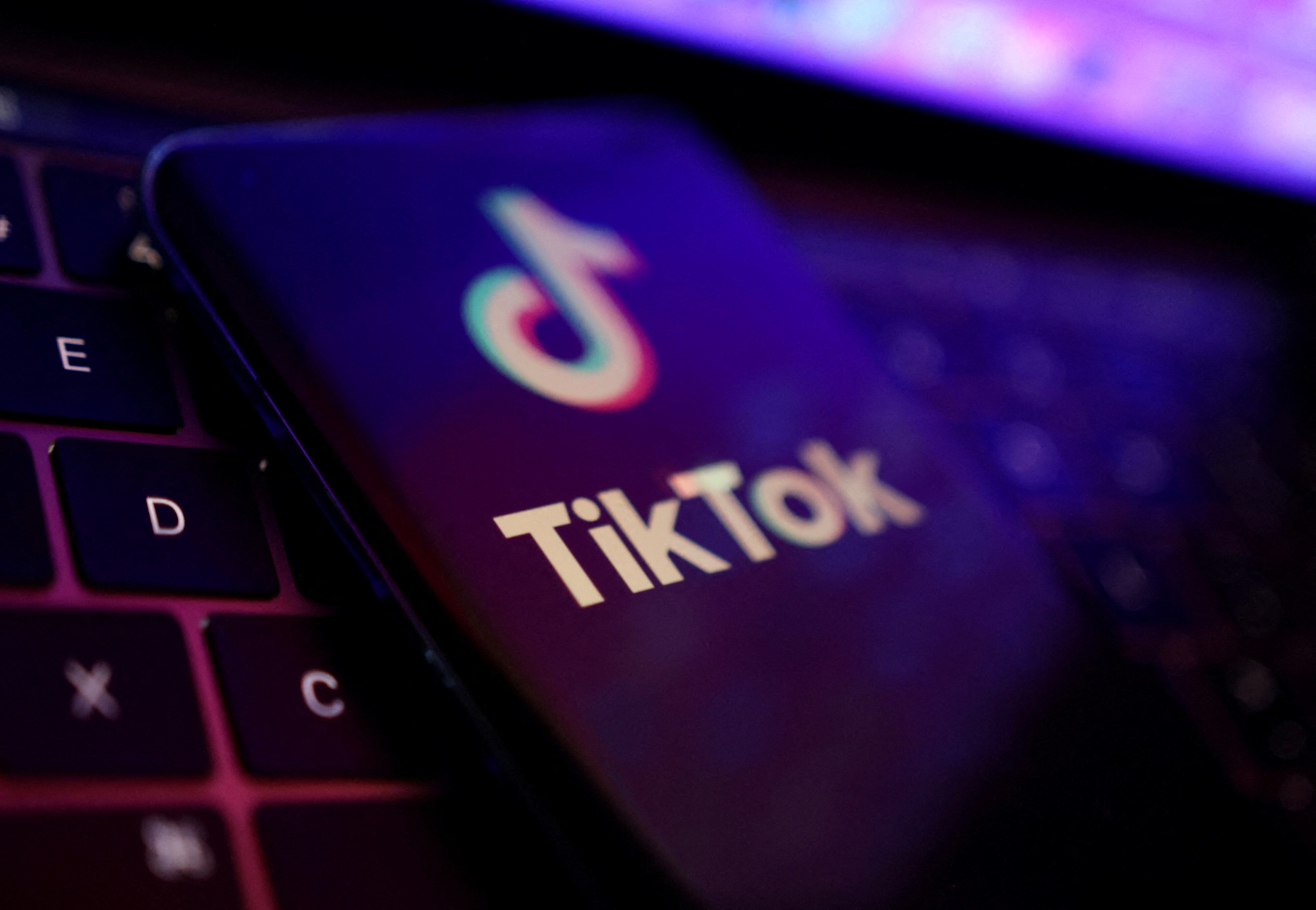 El uso excesivo de redes sociales como TikTok puede generar síntomas similares a la narcolepsia, una forma de trastorno de sueño vinculado a la somnolencia (REUTERS/Dado Ruvic/Illustration/File Photo)