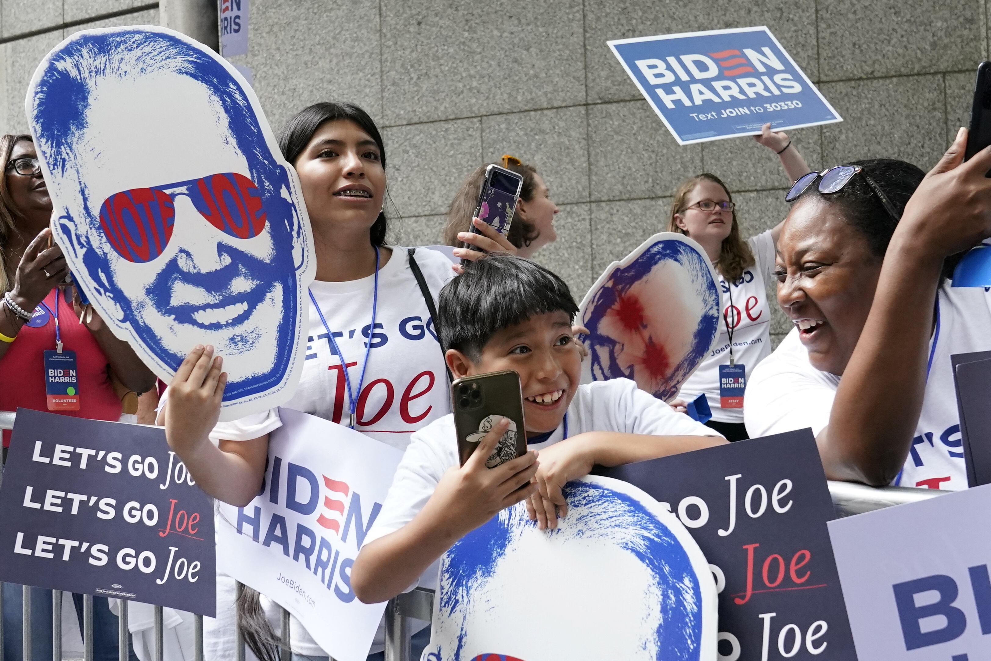 Simpatizantes de Biden a las puertas del Hyatt Regency Atlanta (REUTERS/Elizabeth Frantz)