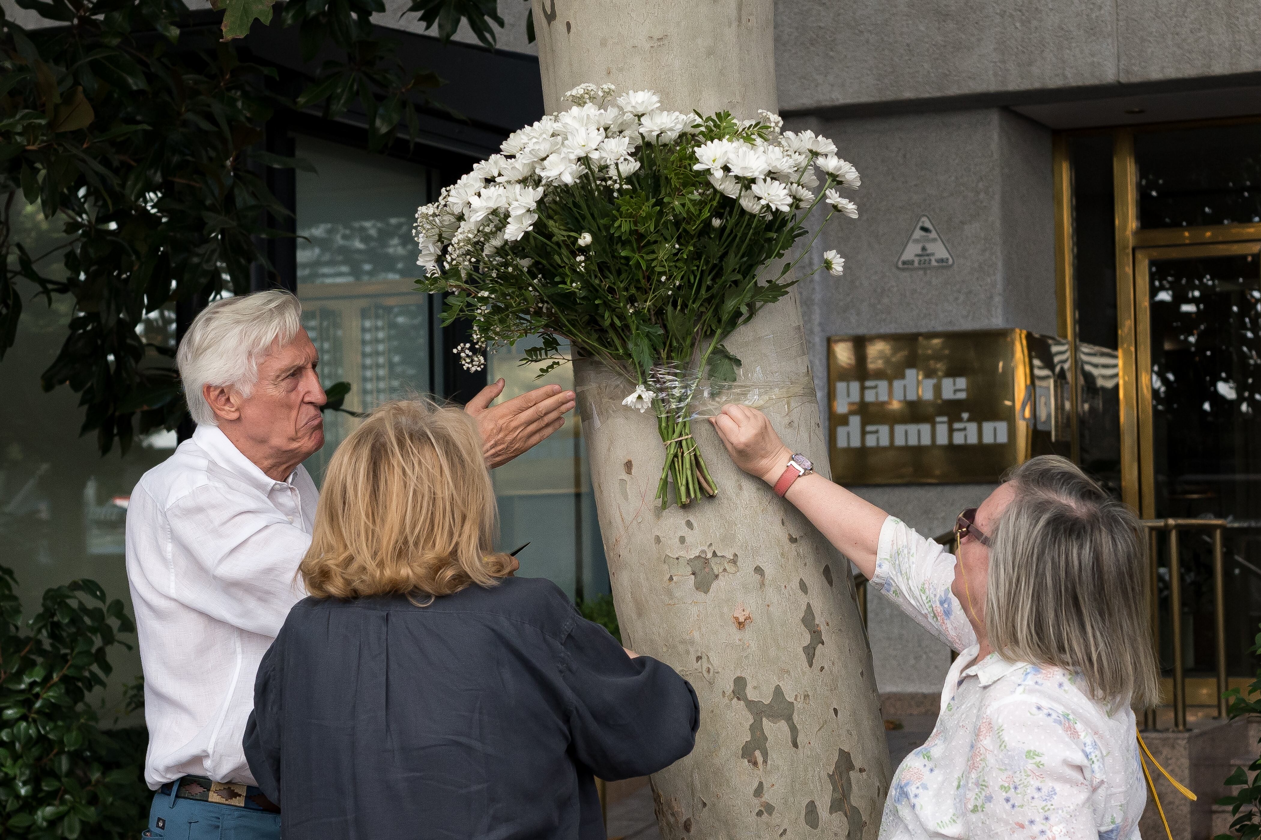 Varias personas colocan una ofrenda floral durante una concentración silenciosa de duelo por la muerte de Juan Fernández. (Europa Press/Diego Radamés)