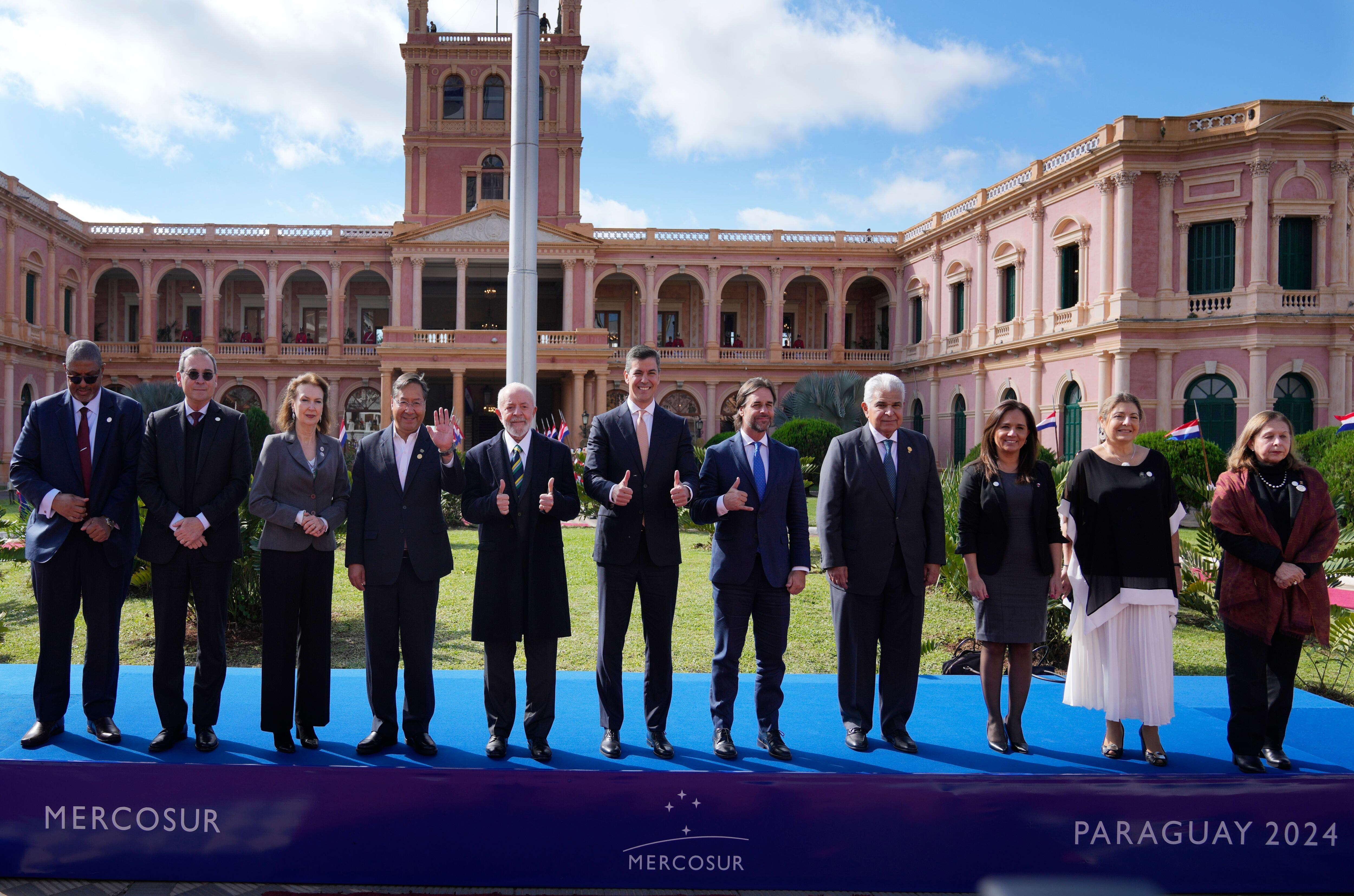 Representantes del Mercosur posan para una fotografía frente al Palacio López después de la Cumbre del Mercosur en Asunción, Paraguay  (AP Foto/Jorge Saenz)