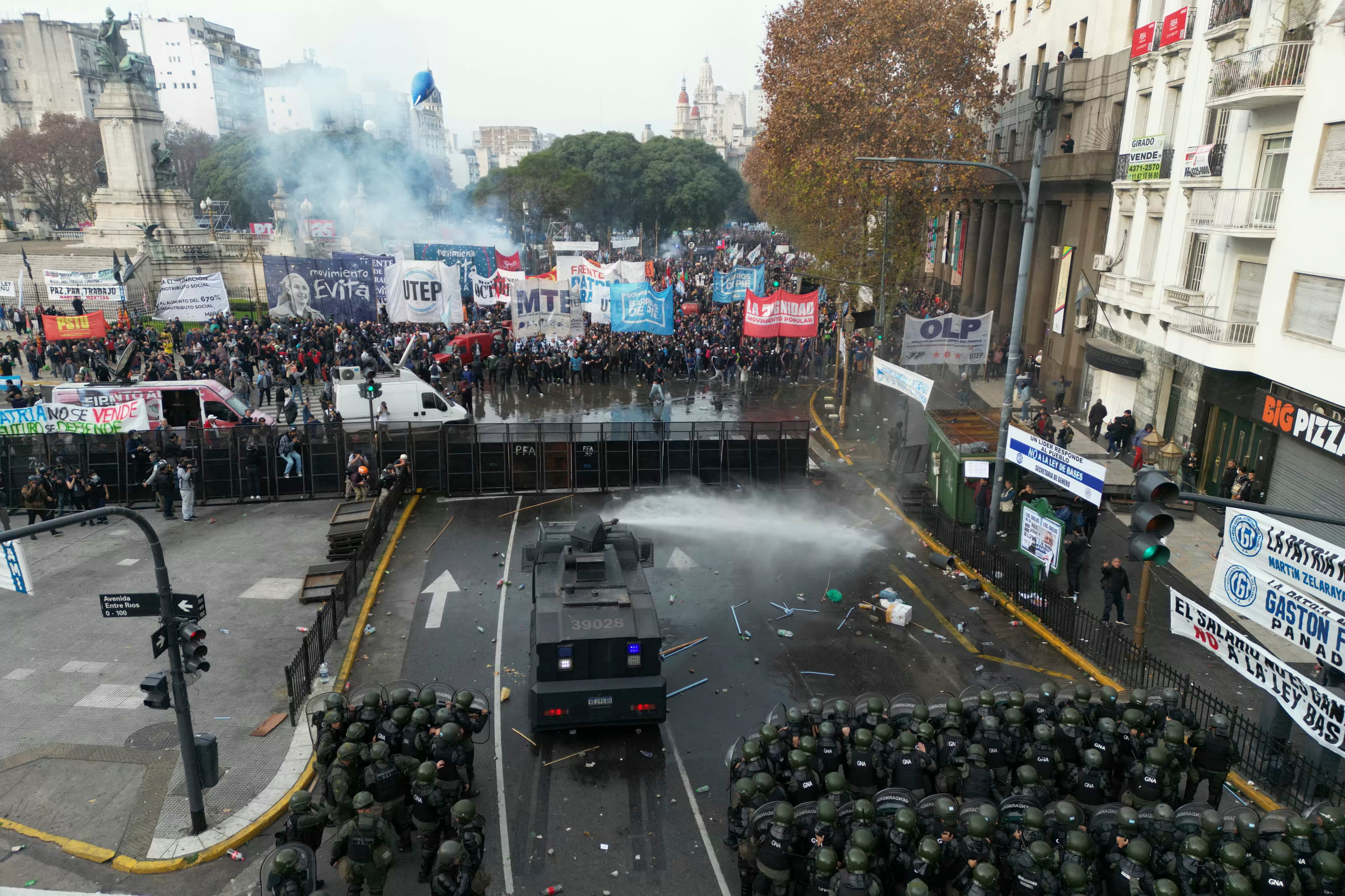 La Justicia activó una causa para investigar el accionar policial afuera del Congreso en el debate de la Ley Bases