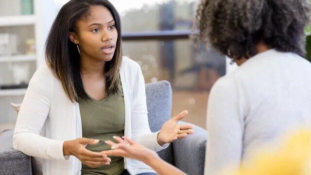 Madre e hija están sentadas discutiendo - Mamá narcisista (Hello Giggles)