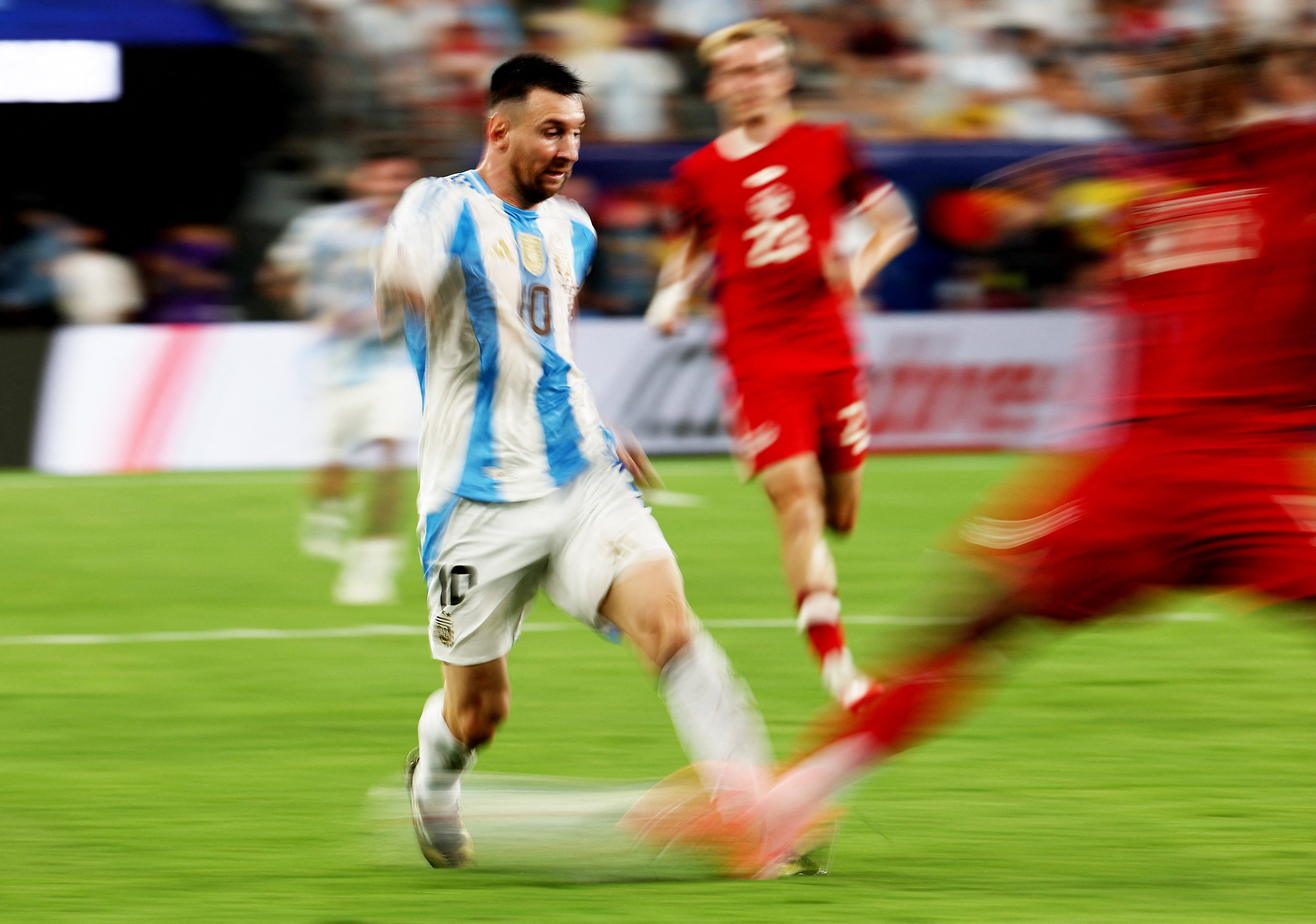 Lionel Messi fue a todas, como en esta. El capitán cumplió una gran labor