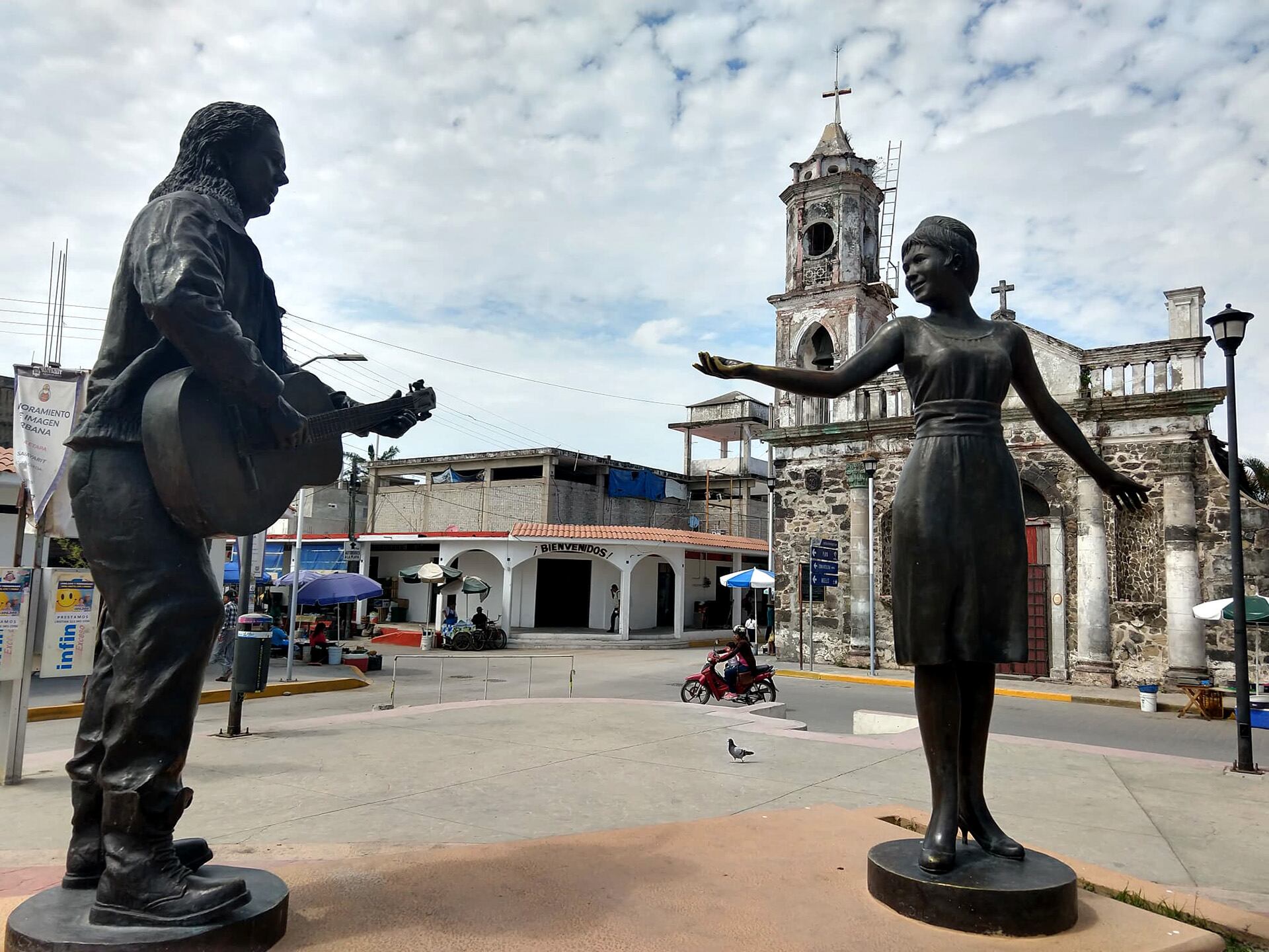 La "Chica de Humo", y Fher, de Maná, en la estatua ubicada en reconocimiento a la canción