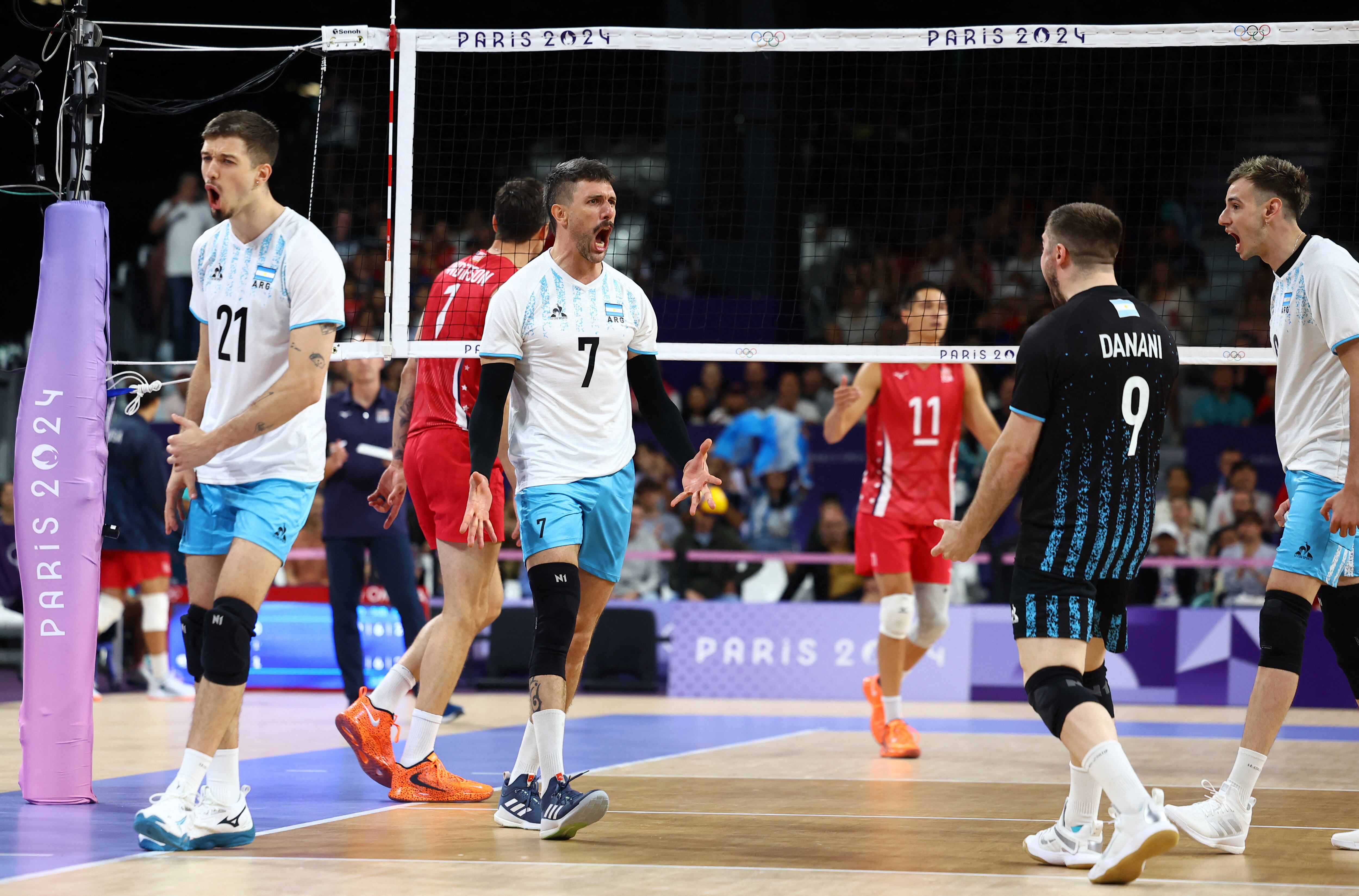 Facundo Conte celebra un punto de la Argentina ante Estados Unidos en el duelo que cerró la primera fecha del Grupo C del vóley en los Juegos Olímpicos de París 2024 (REUTERS/Siphiwe Sibeko)