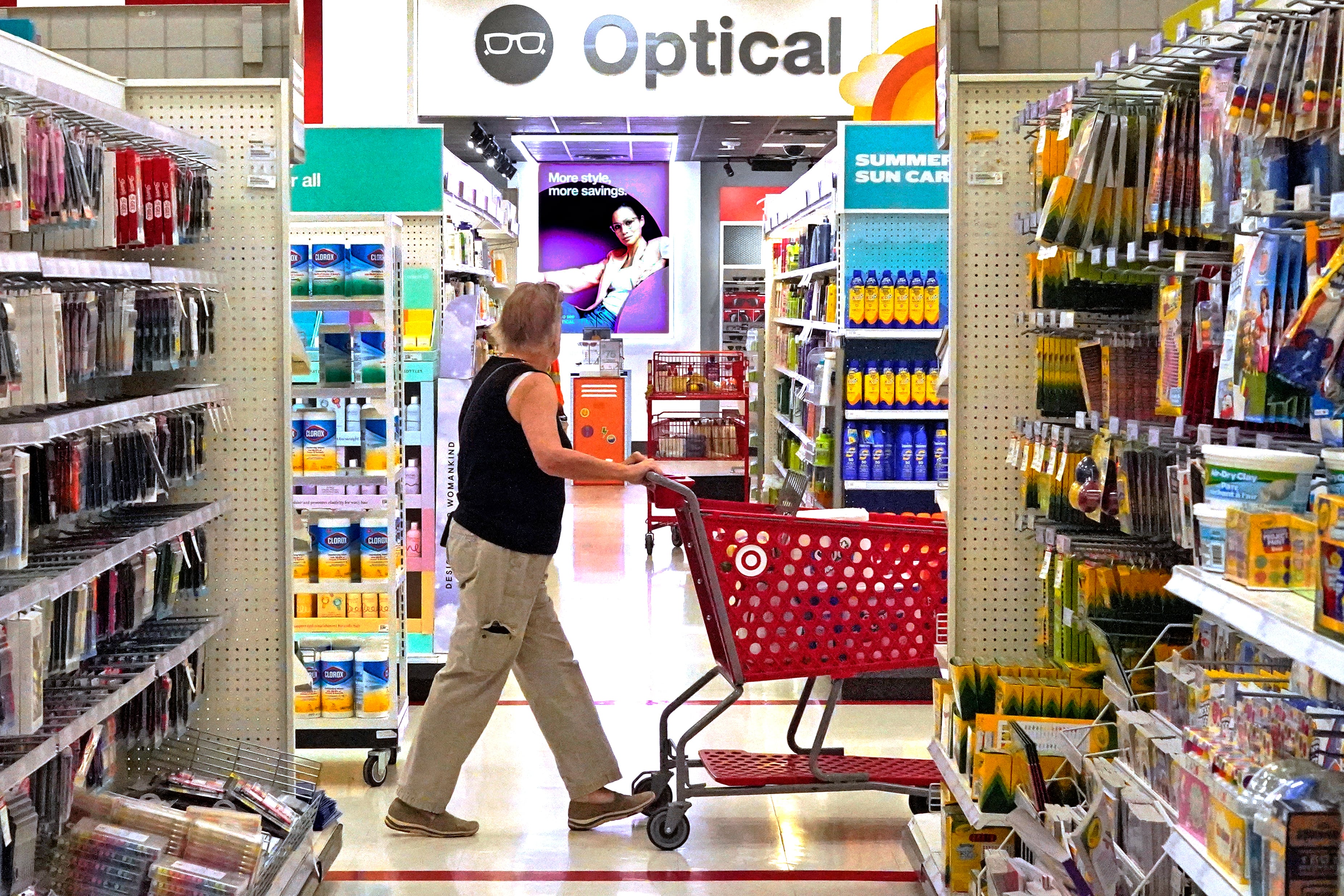 Un cliente camina por los pasillos de un Target en Upper Saint Clair, Pennsylvania. (AP Foto/Gene J. Puskar)