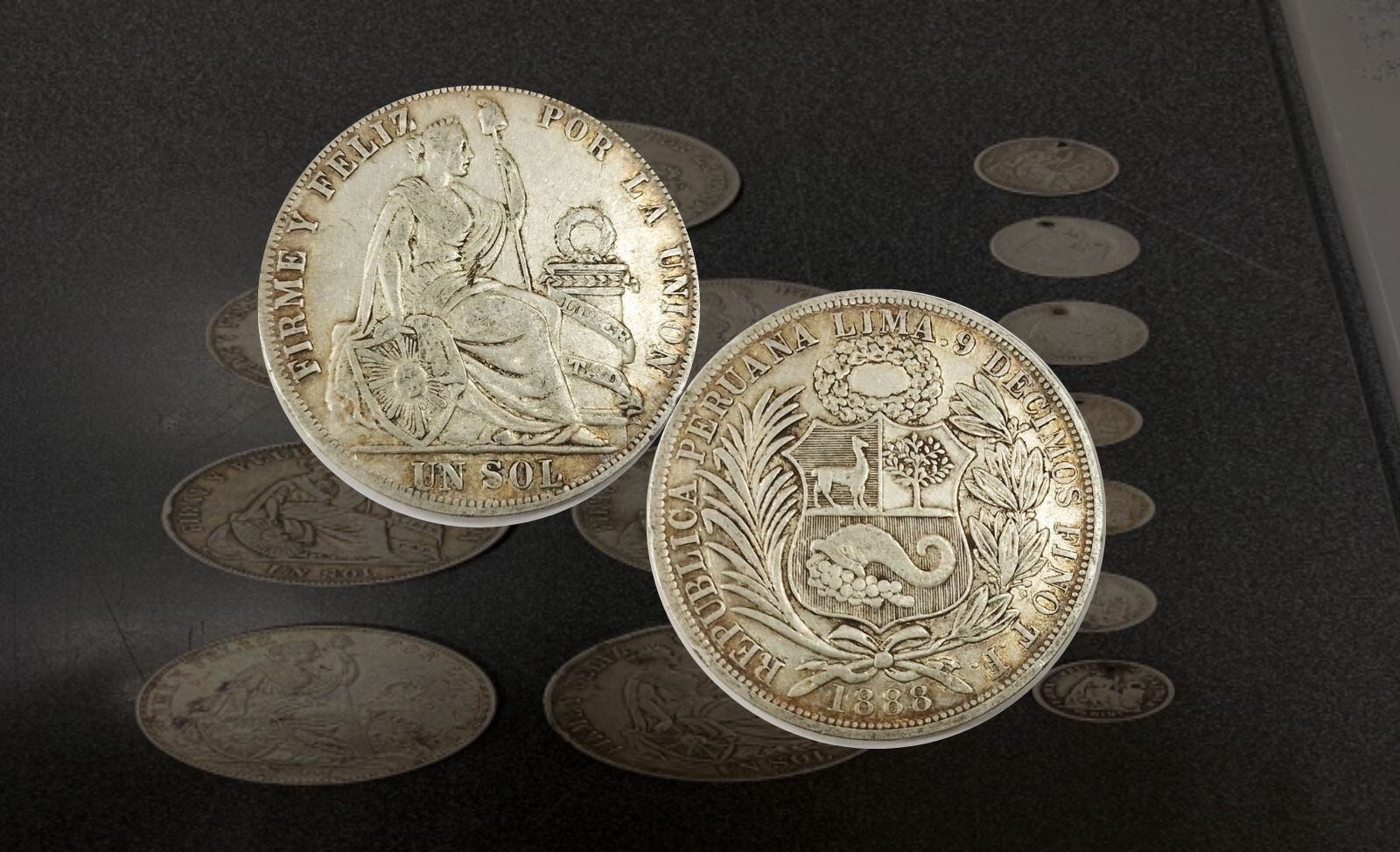 Las monedas, con iconografía de libertad y el escudo nacional, fueron halladas en una bolsa de tela y están ahora bajo protección del Ministerio de Cultura.
(Composición Infobae Perú)