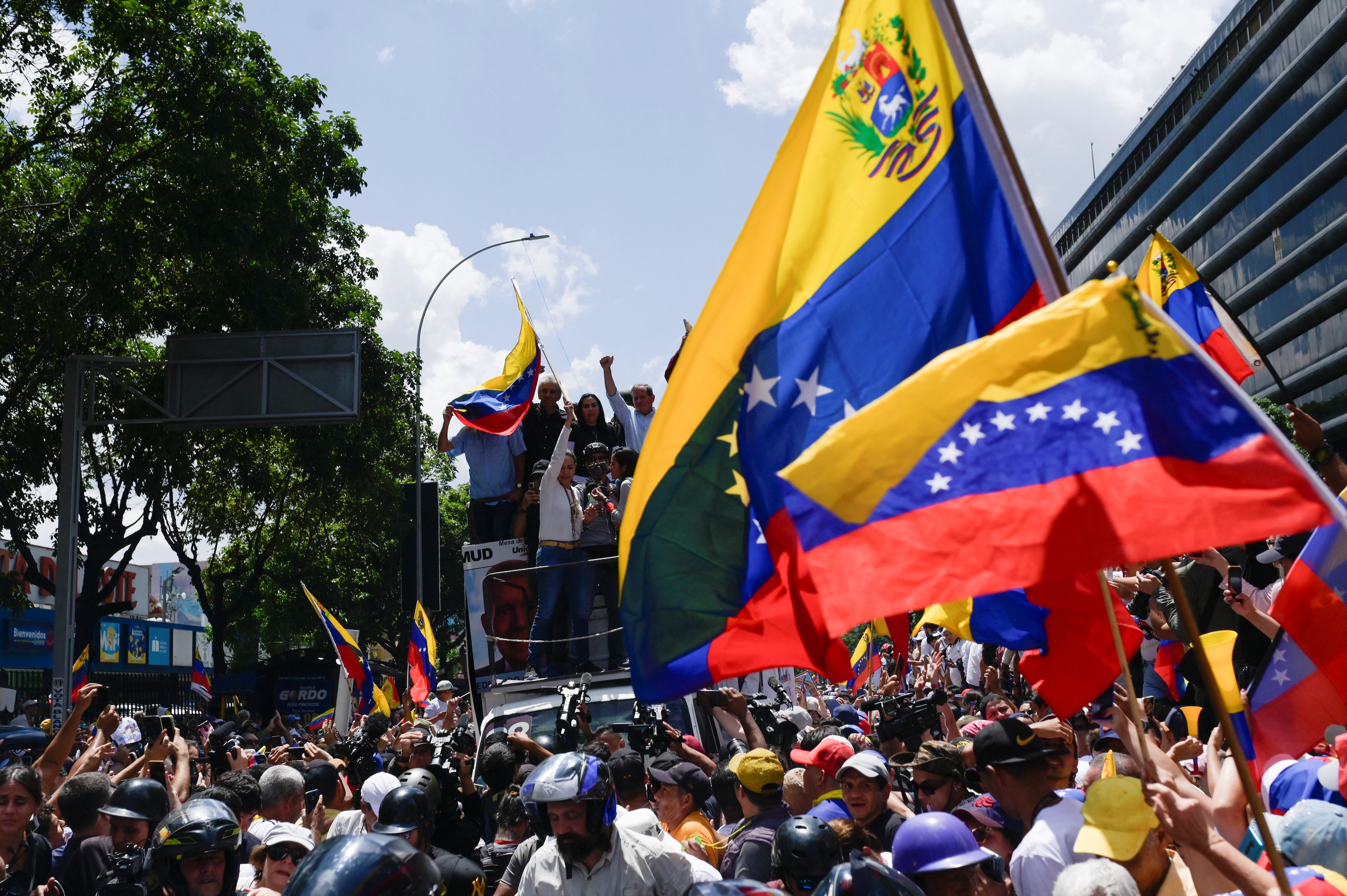 La caravana que traslada a María Corina Machado avanza en medio de la multitud (REUTERS/Maxwell Briceno)