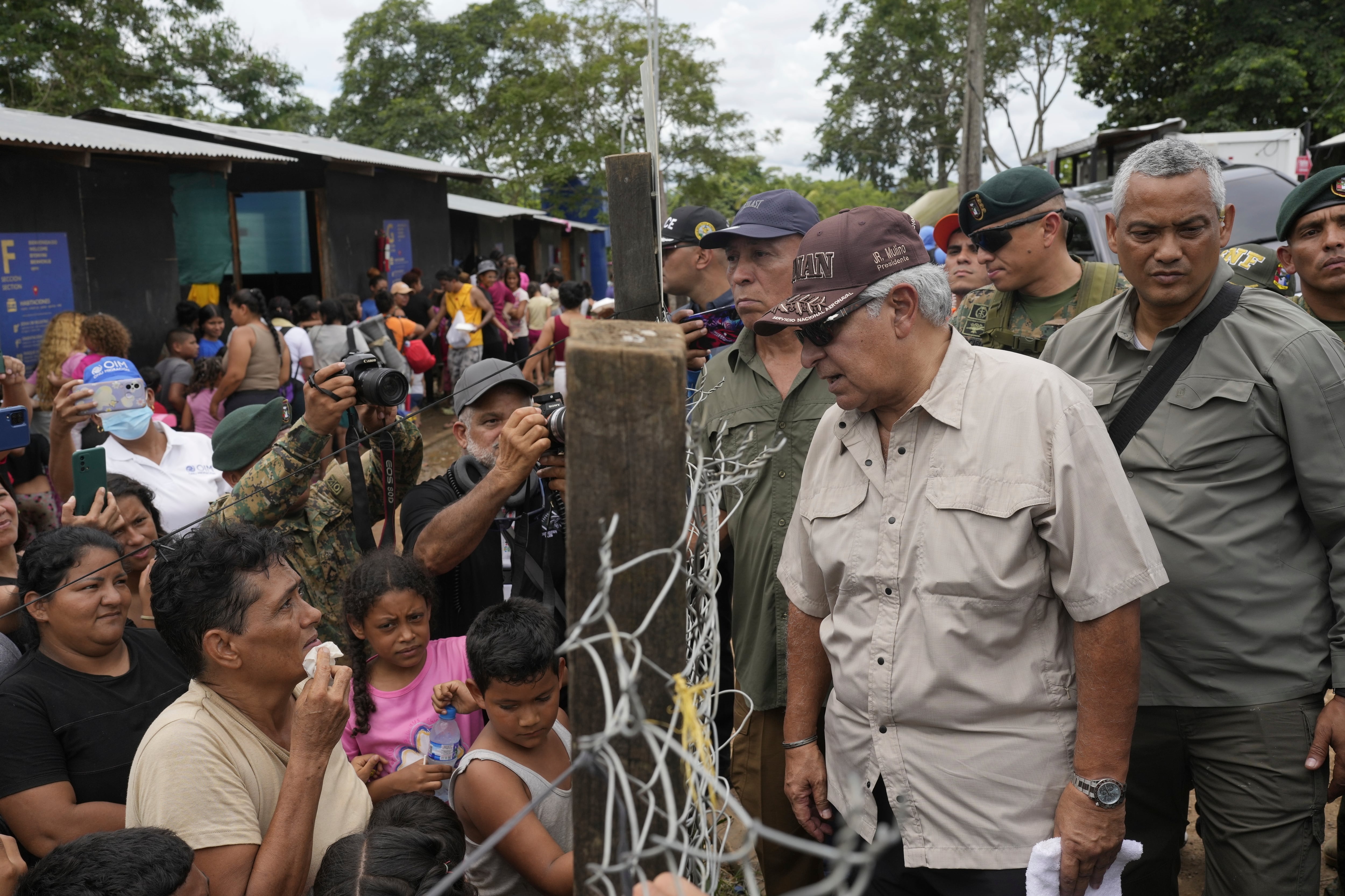El presidente electo panameño, José Raúl Mulino, habla con un migrante venezolano en Lajas Blancas, Panamá  (Fotos: AP/Matías Delacroix )