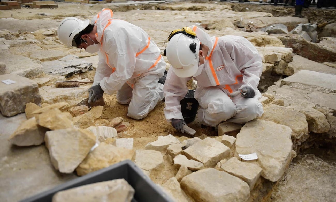 Un equipo de arqueólogos identificó los restos hallados en un sarcófago de plomo en Notre Dame como posiblemente los del poeta francés Joachim du Bellay. (Julien de Rosa/AFP)